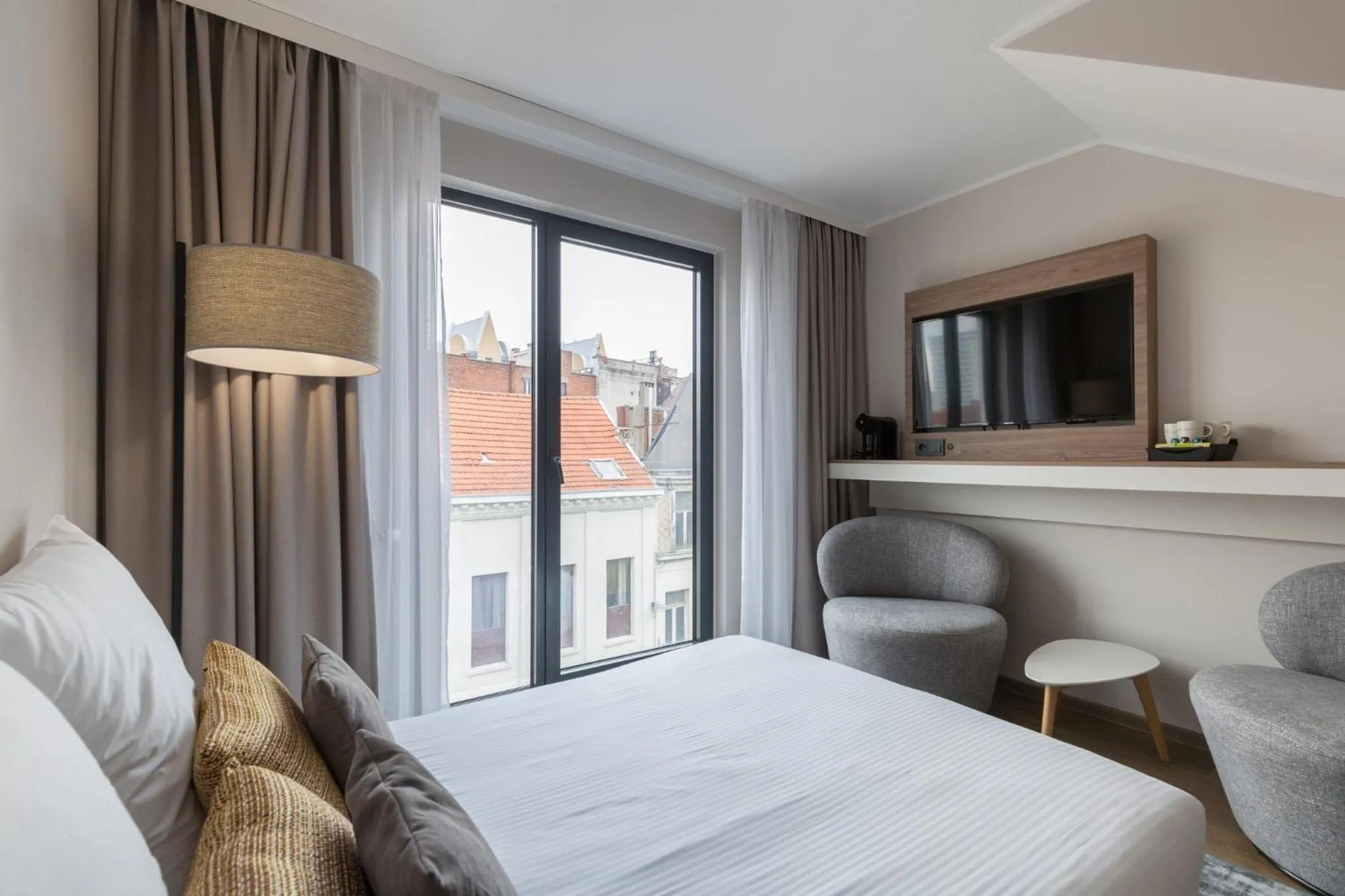 Property building, Bed in Leonardo Hotel Antwerpen