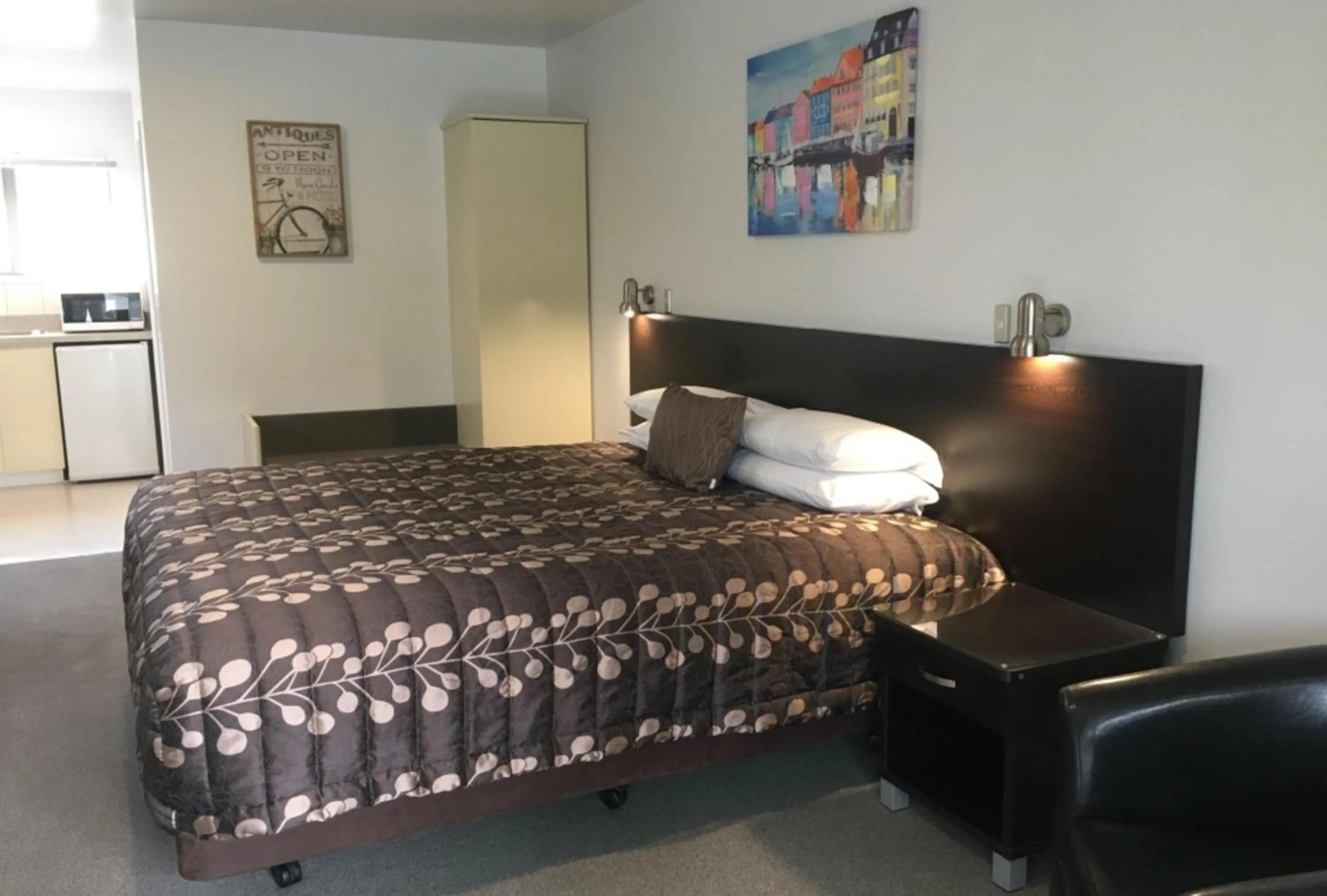 Bed in Colonial Manor Motel