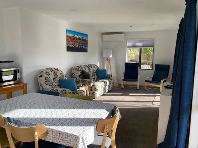 Colonial Manor Motel