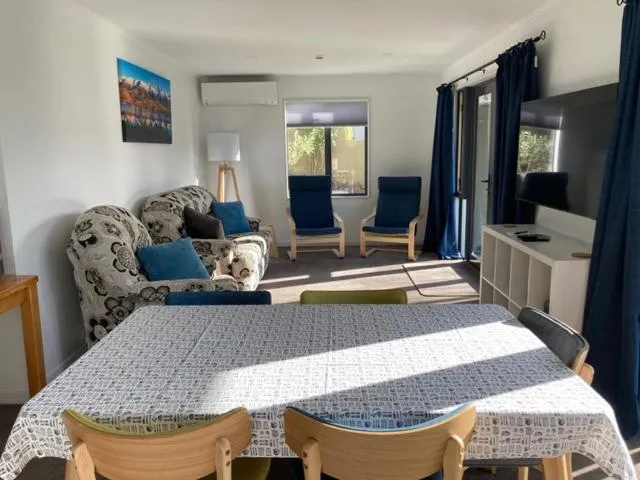 Colonial Manor Motel