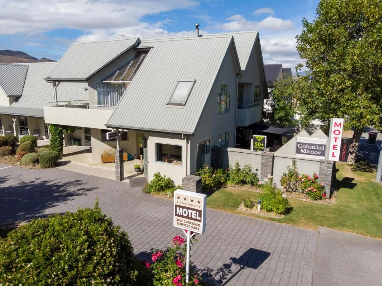 Property building in Colonial Manor Motel