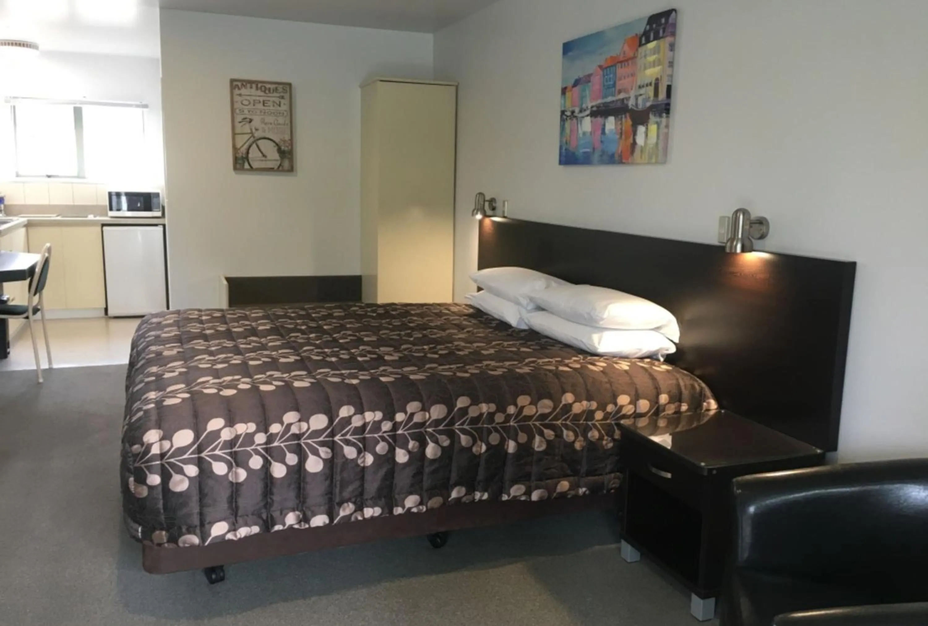 Bed in Colonial Manor Motel