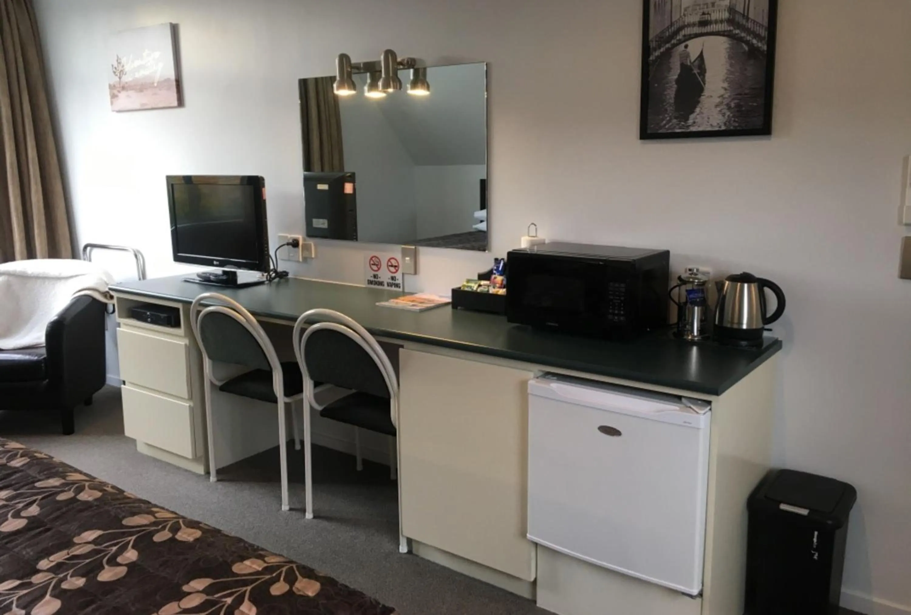 Colonial Manor Motel