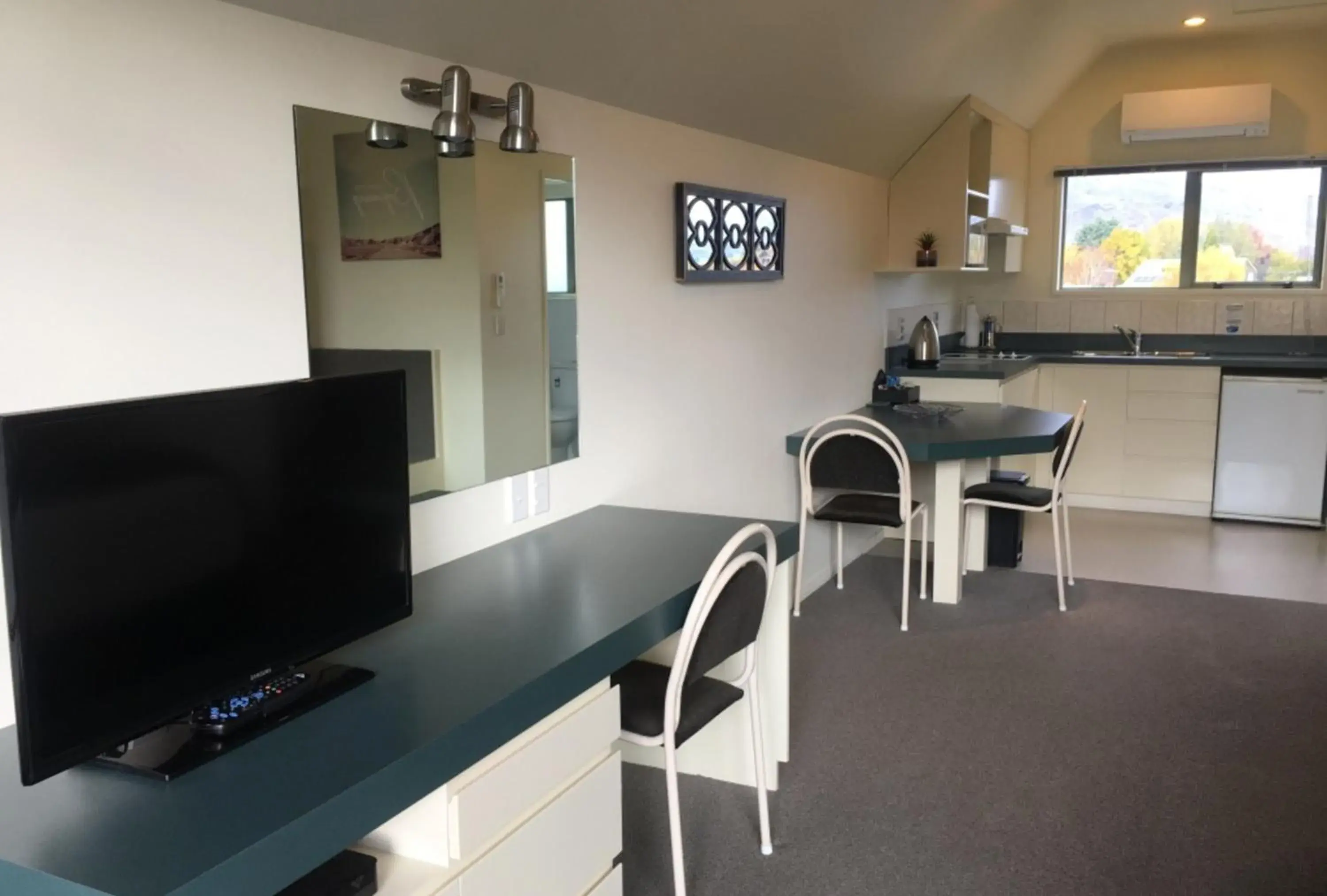 Executive Unit with Spa Bath in Colonial Manor Motel Executive Unit with Spa Bath in Colonial Manor Motel