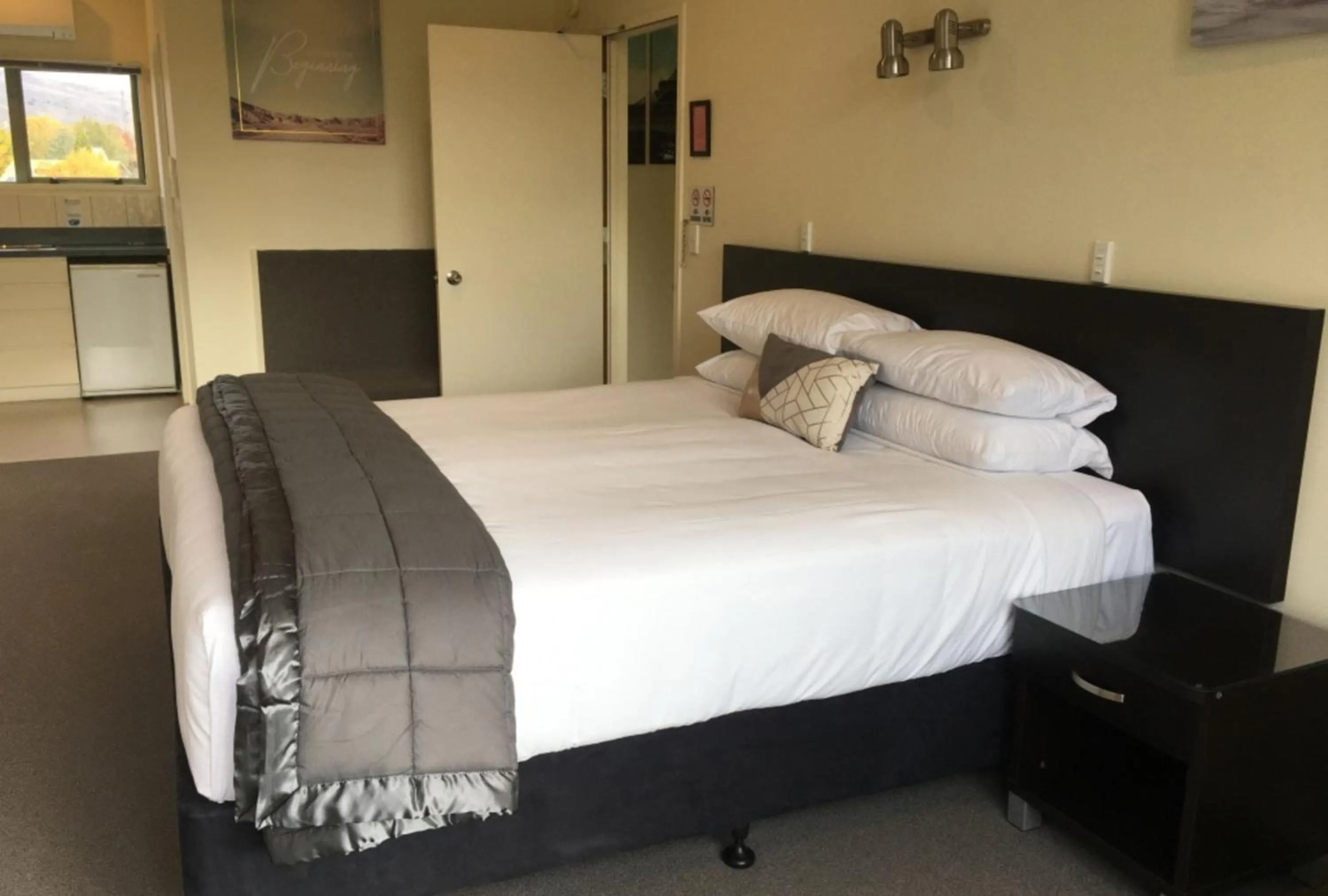 Bed in Colonial Manor Motel