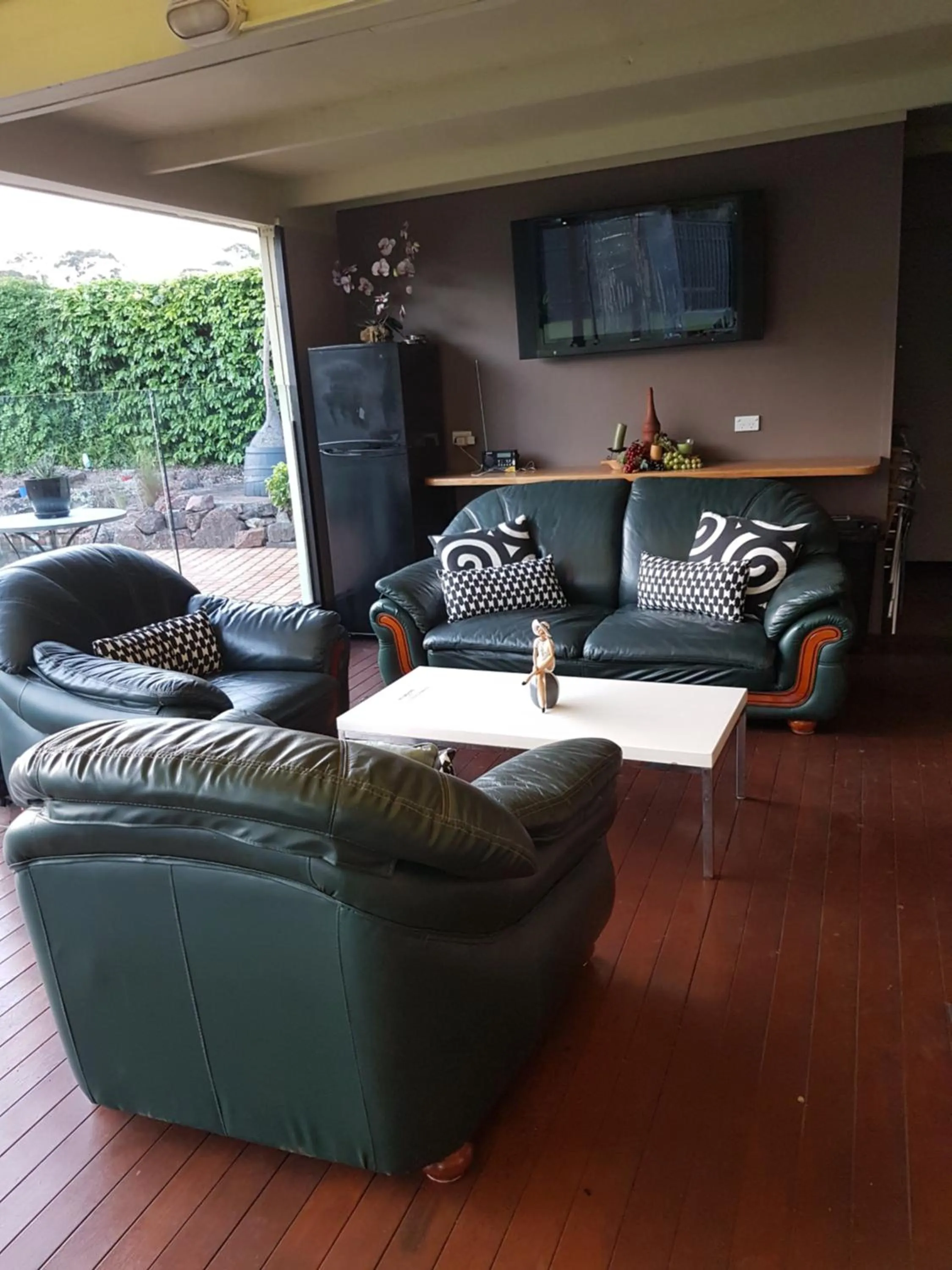 Communal lounge/ TV room in Getaway Inn Boutique Guest house