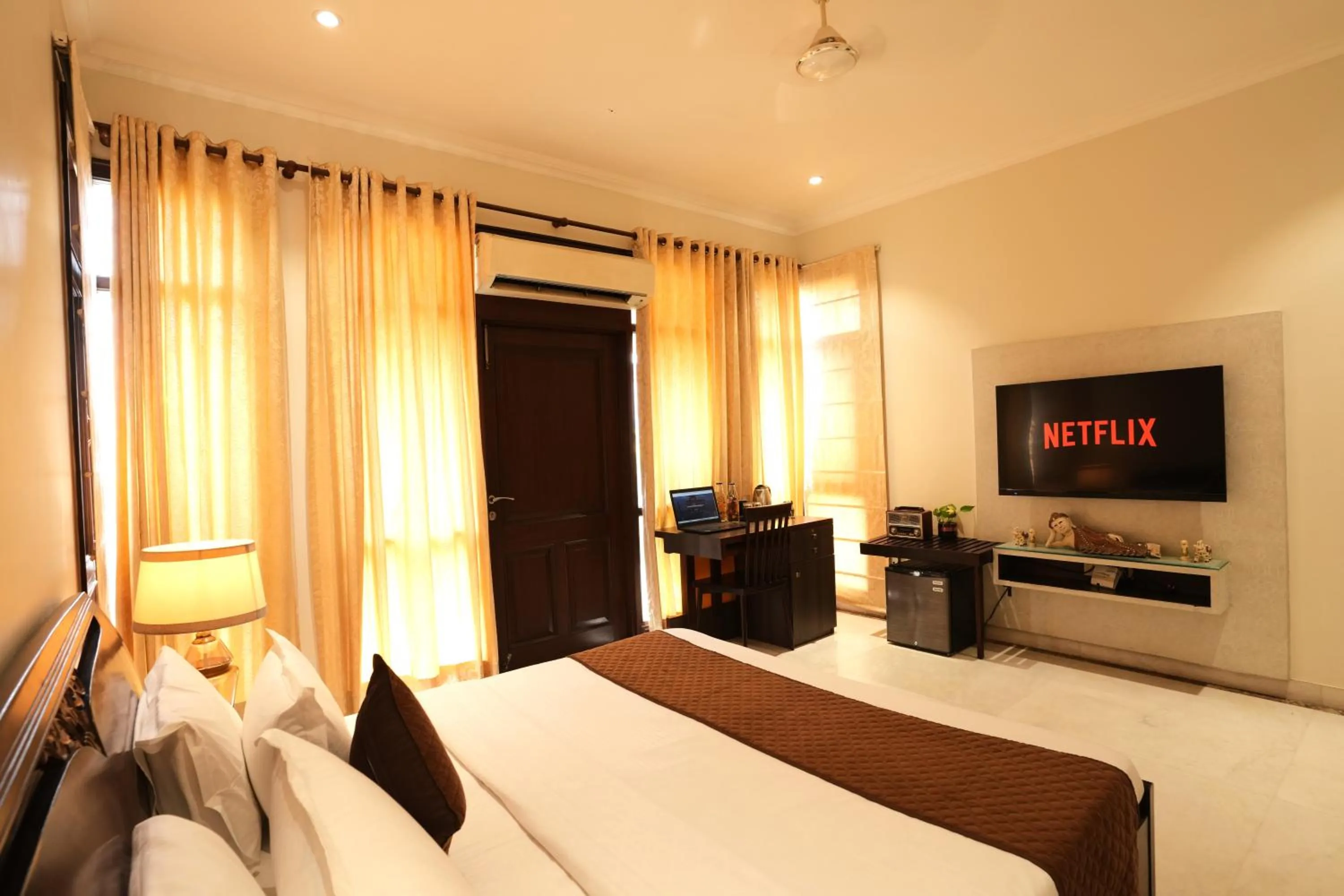 Photo of the whole room, Bed in Palm 34