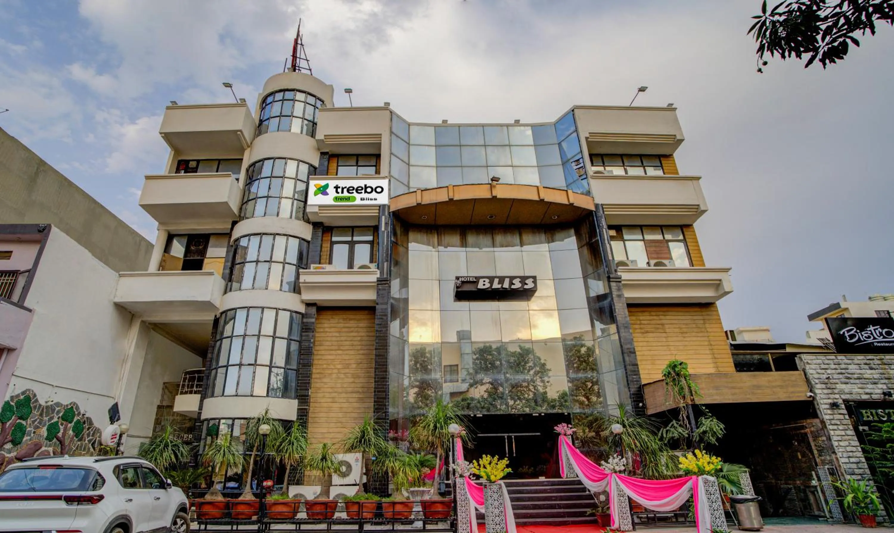 Facade/entrance in Treebo Bliss