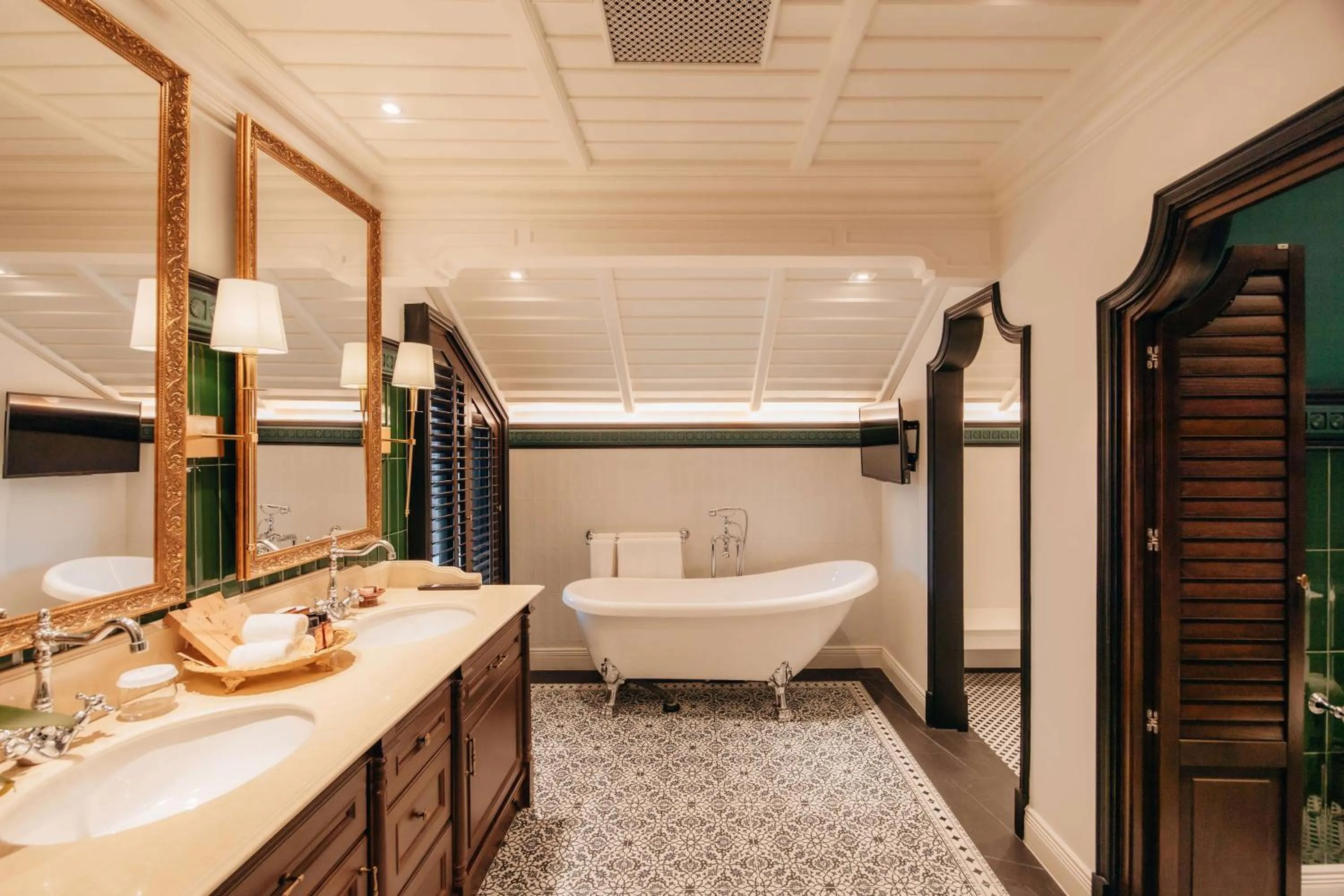 Bath in Na Nirand Romantic Boutique Resort