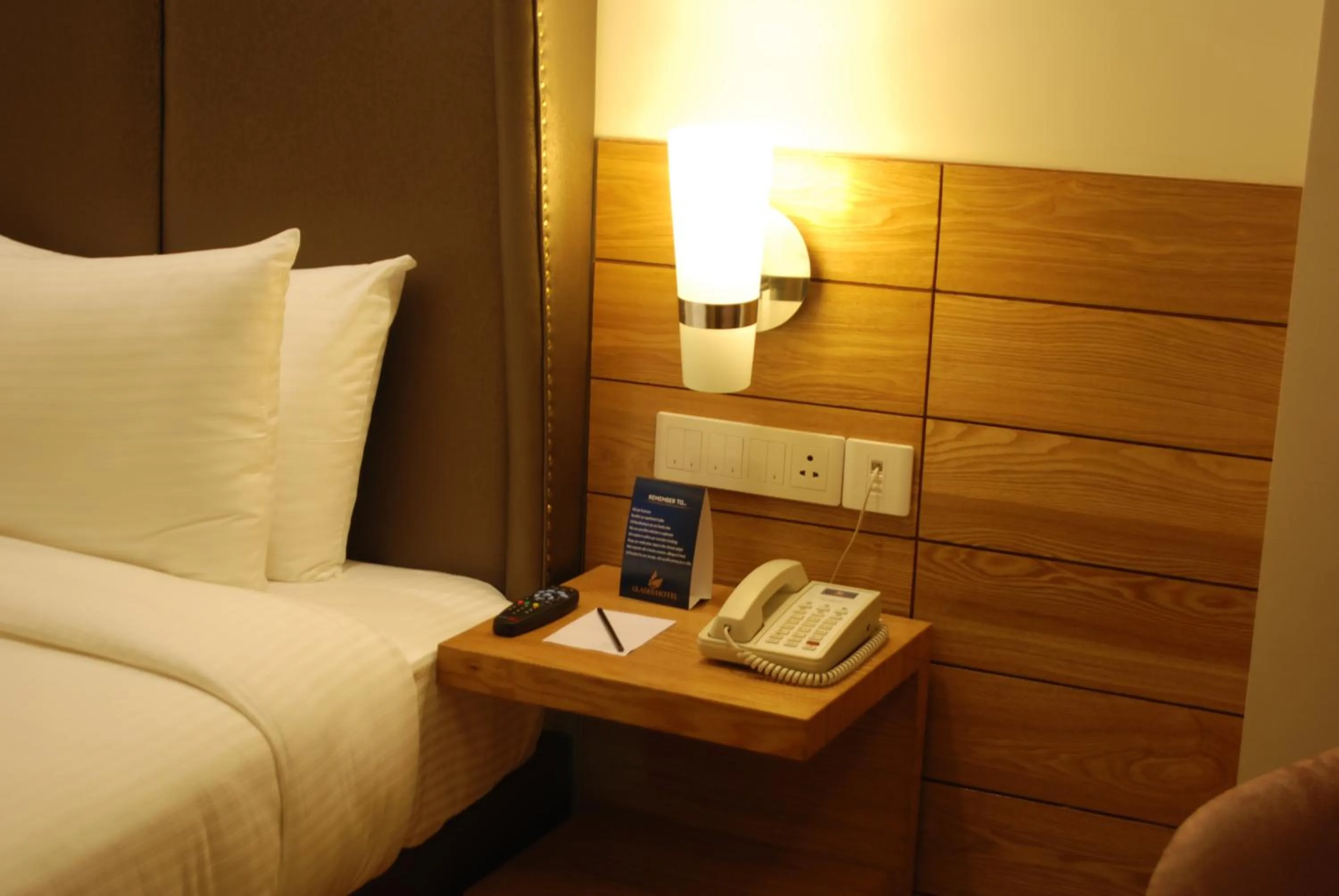 TV and multimedia, Bed in Glades Hotel