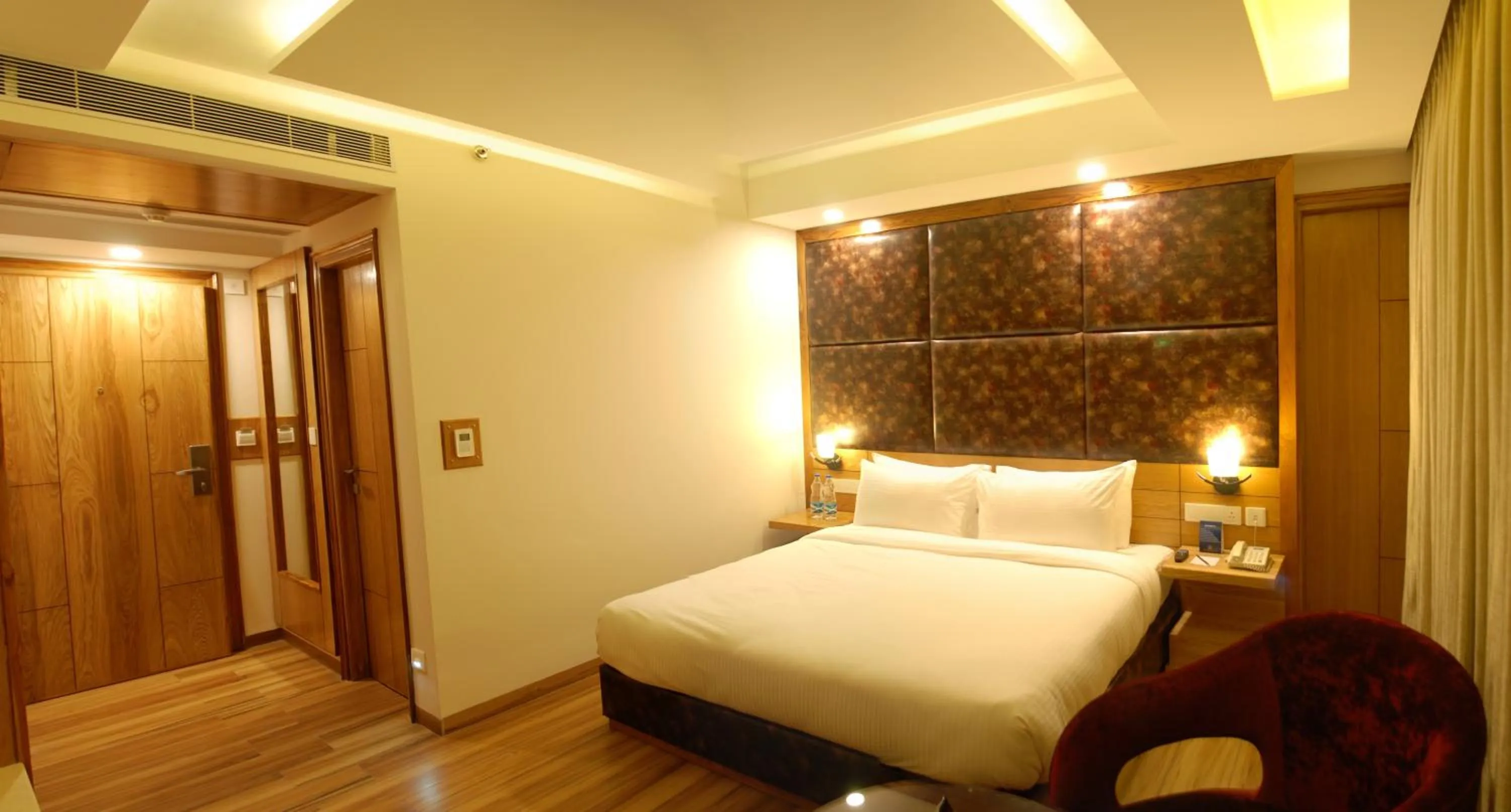 Photo of the whole room, Bed in Glades Hotel