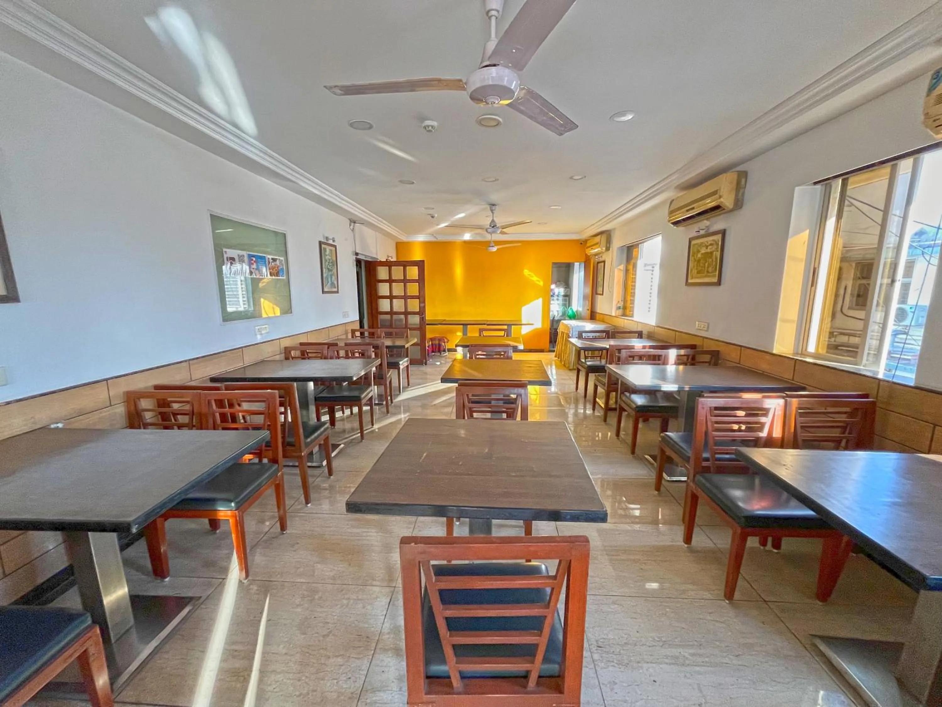 Restaurant/places to eat in Hotel Parklane