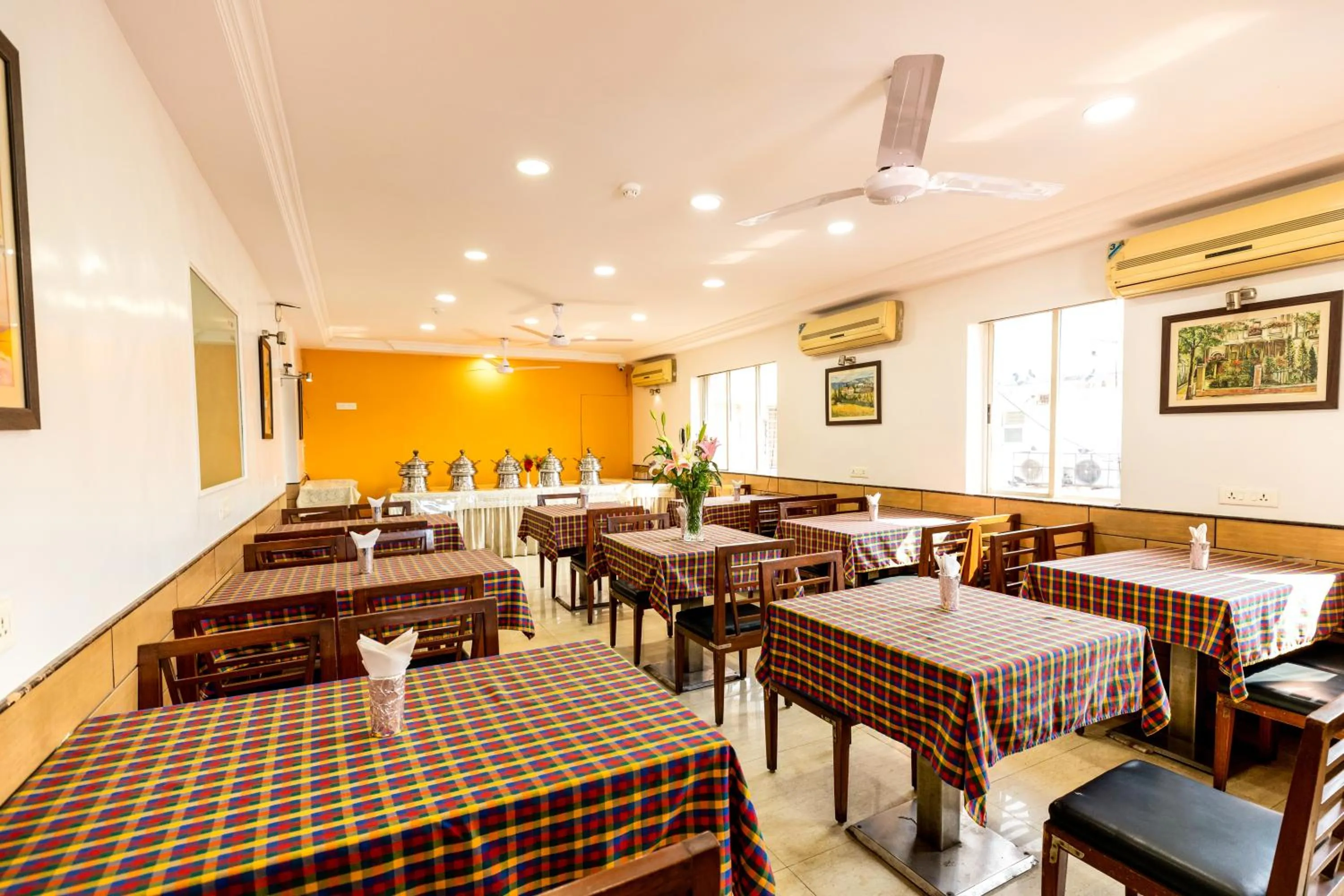 Restaurant/places to eat in Hotel Parklane