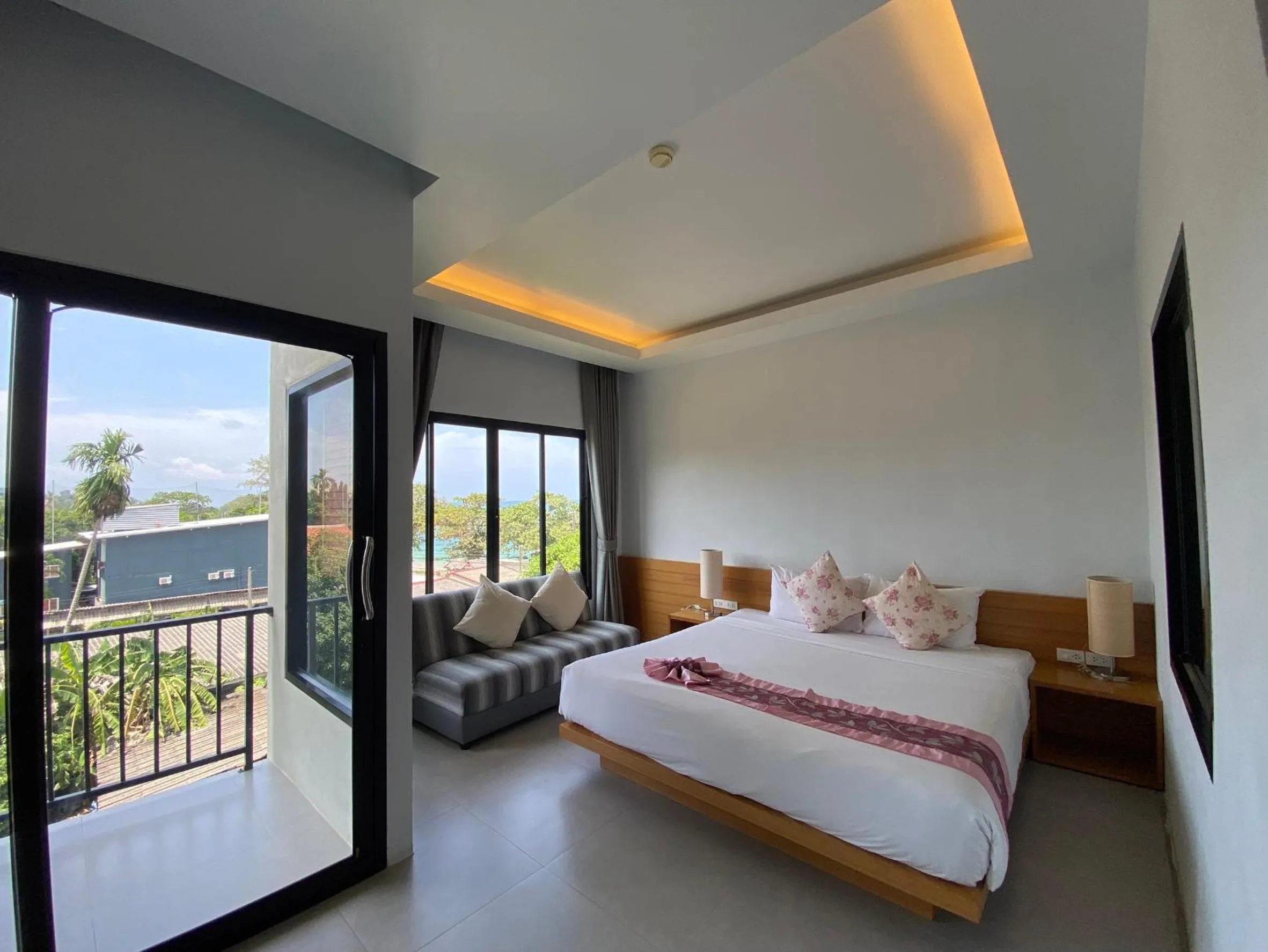 Photo of the whole room in White Sand Halal House Krabi