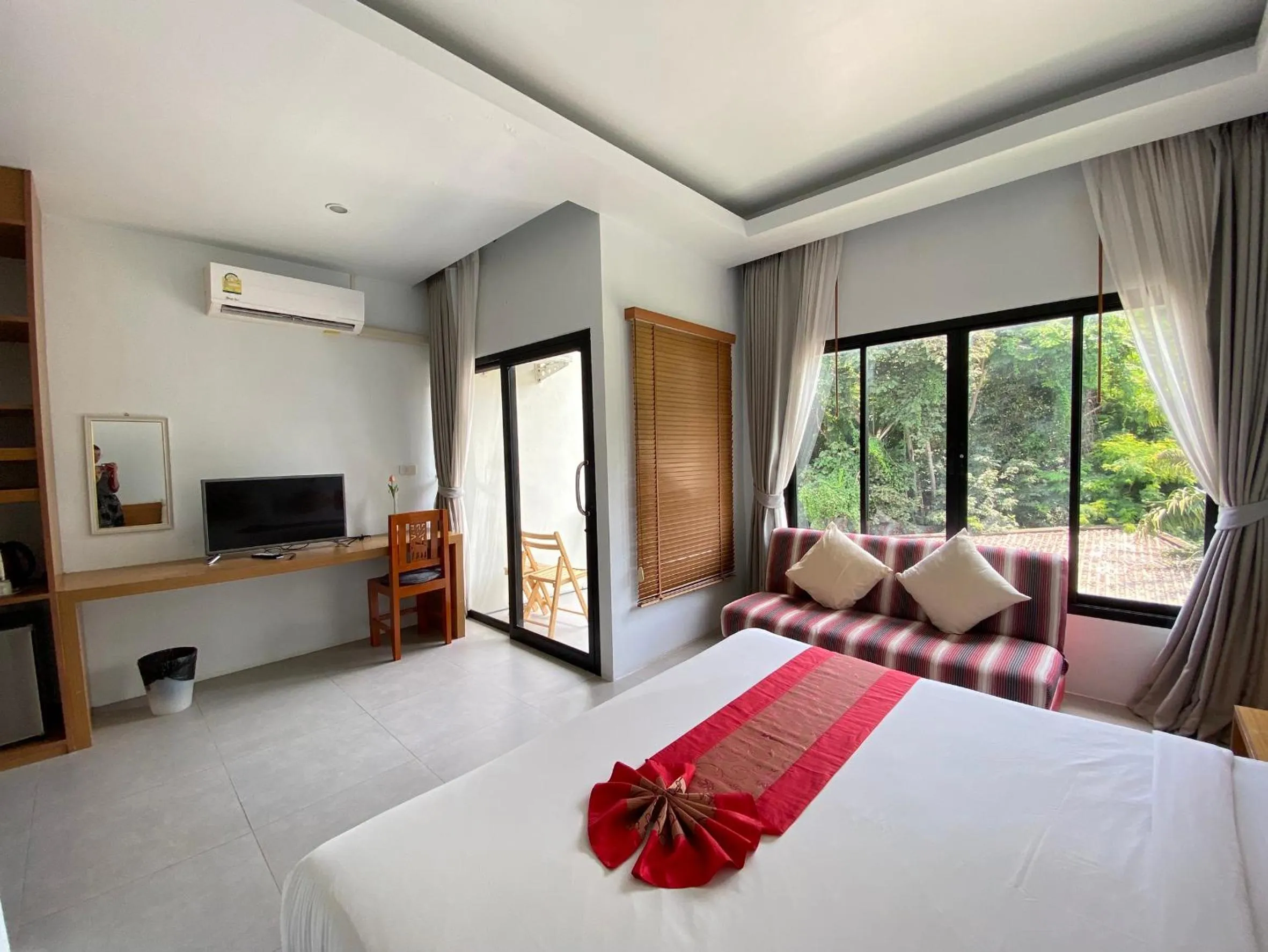 Photo of the whole room in White Sand Halal House Krabi