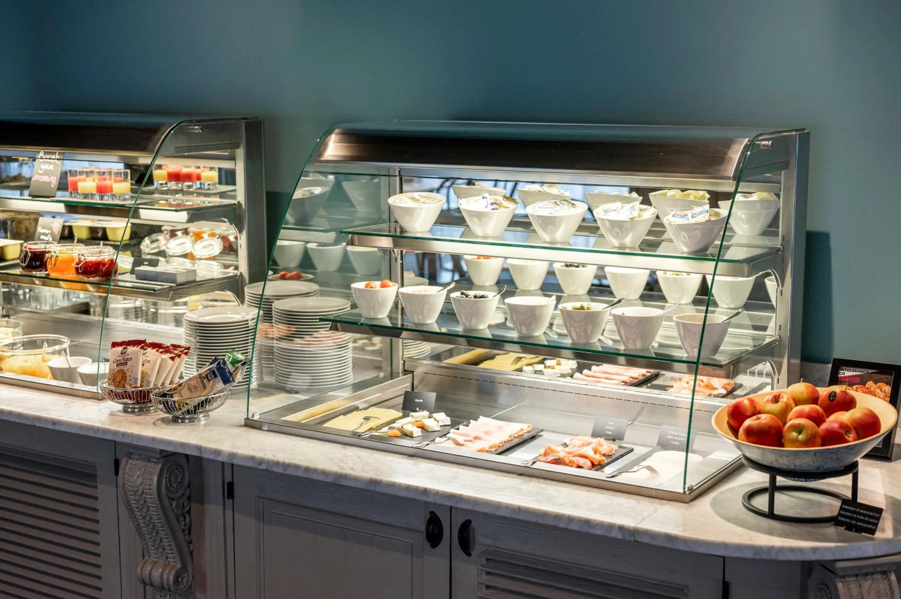 Buffet breakfast in Thon Hotel Brussels Airport