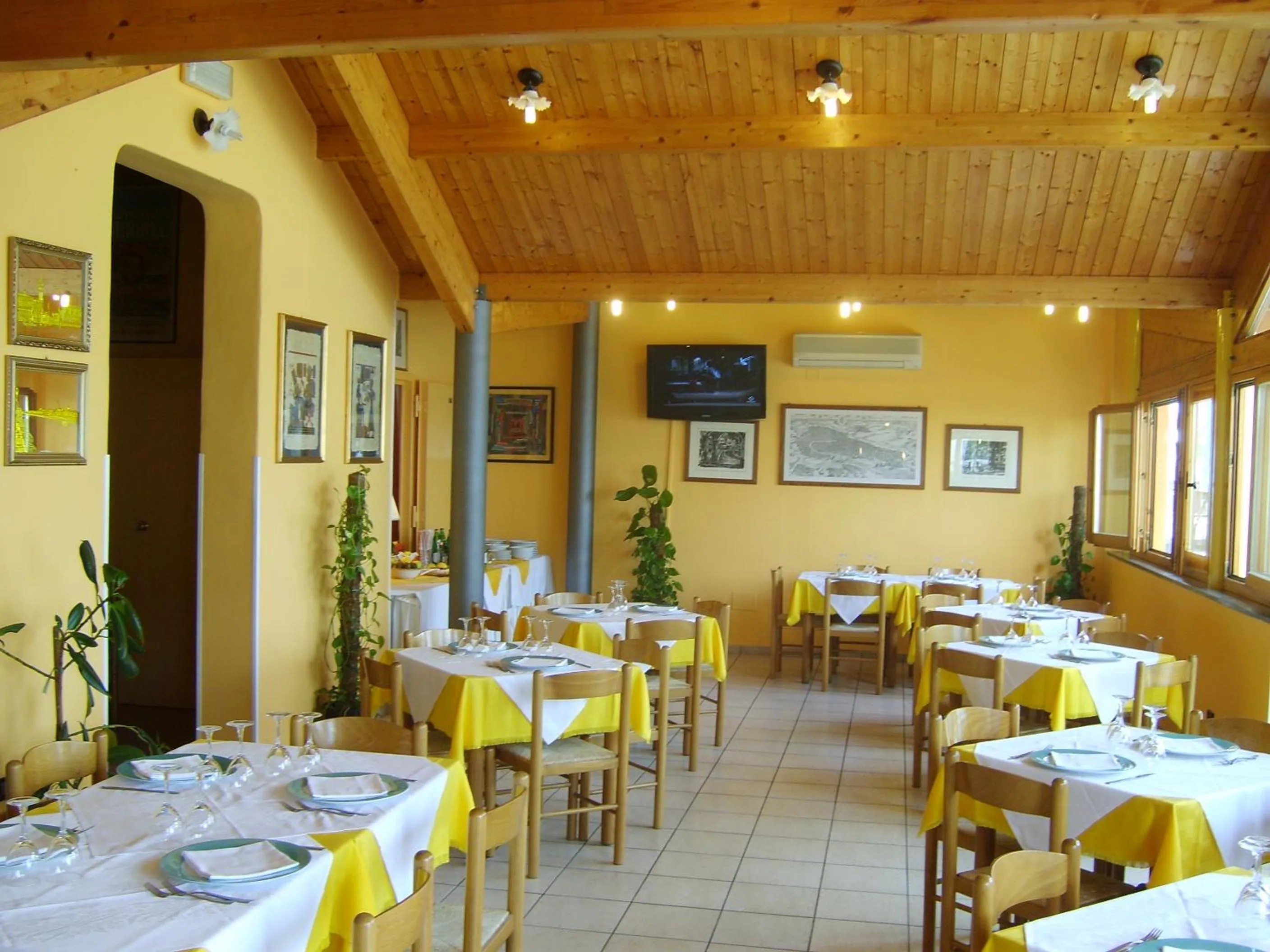 Restaurant/places to eat in Albergo Primavera