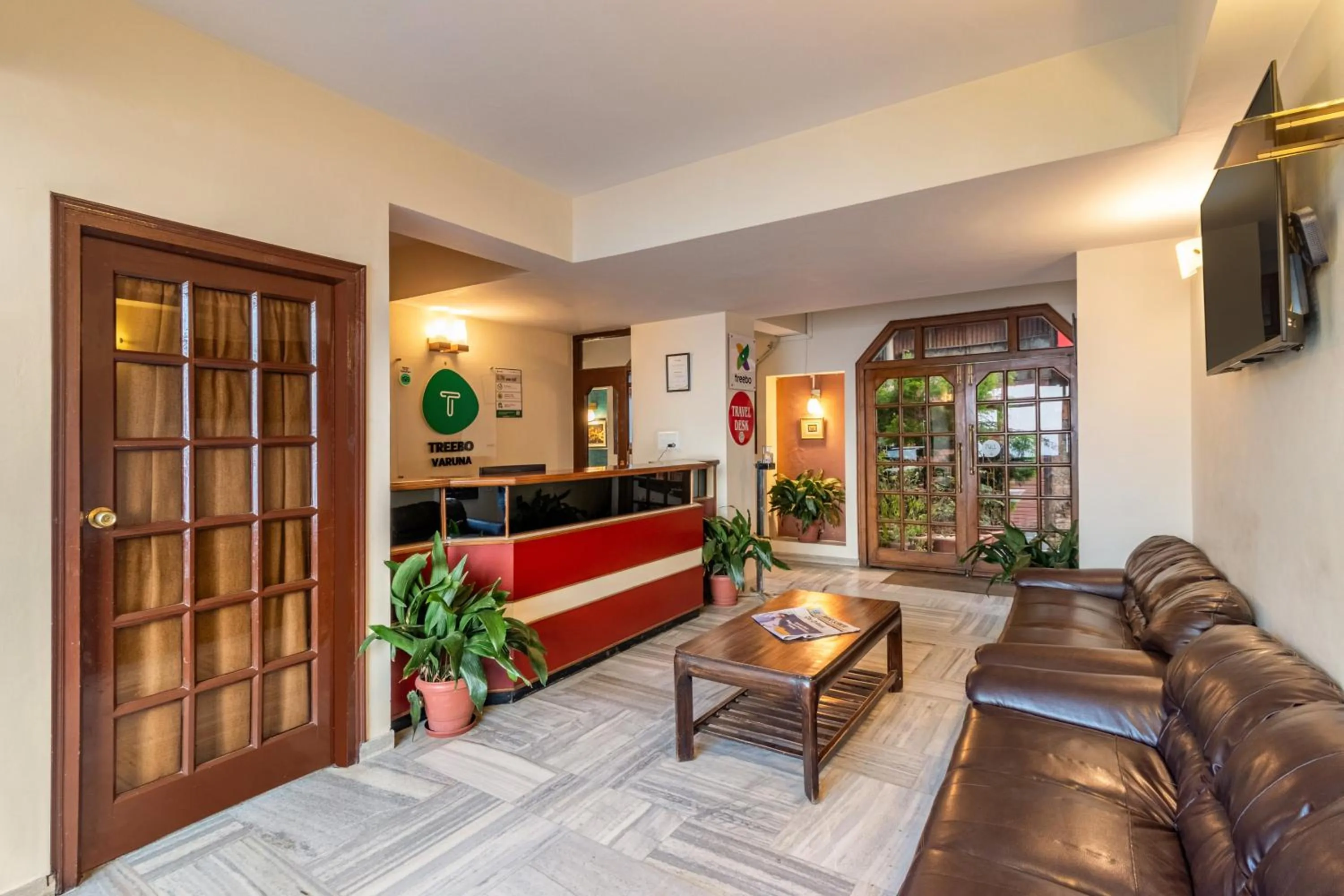 Lobby or reception in Treebo Varuna With Mountain View, Mall Road