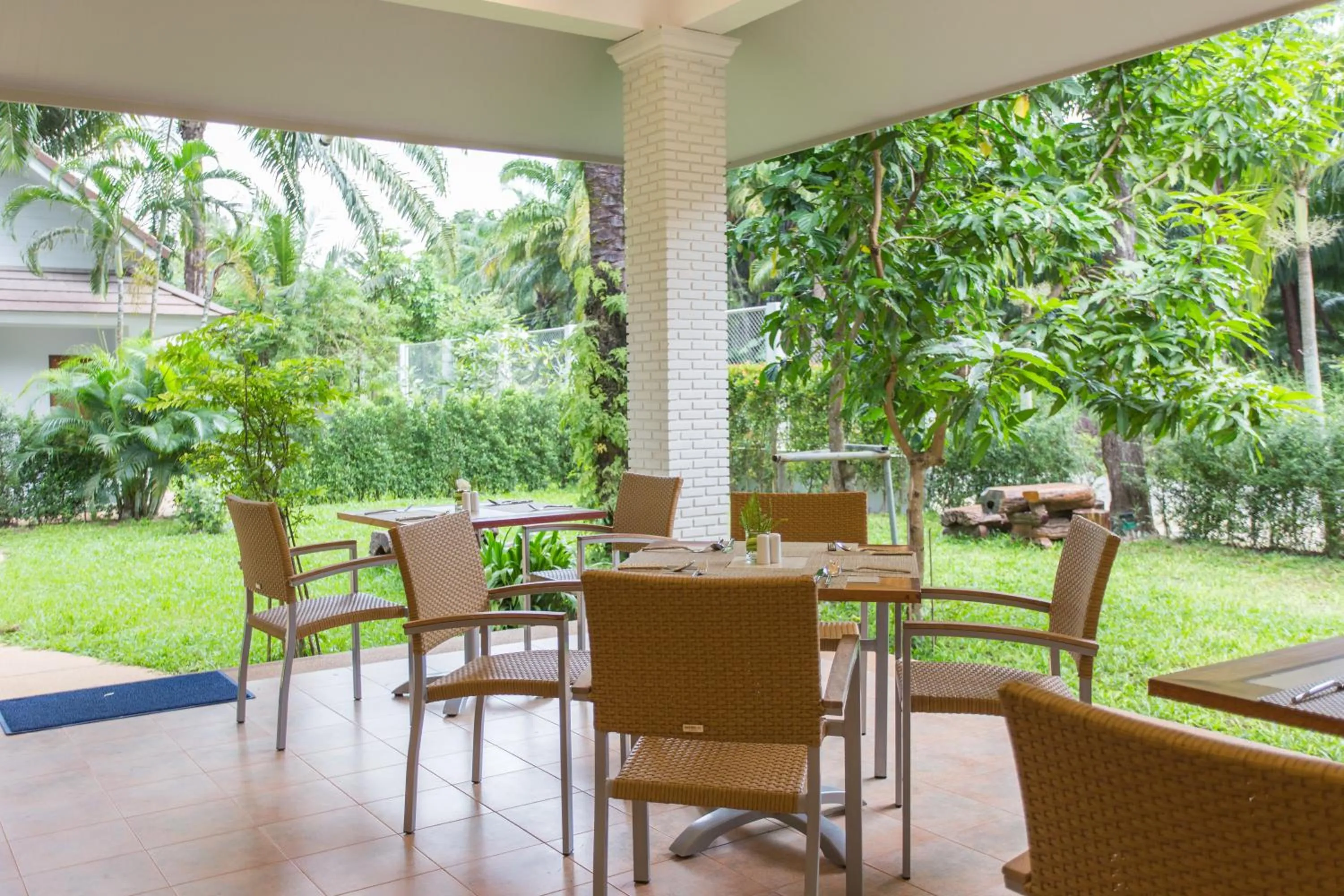 Restaurant/places to eat in Alisea Pool Villa Aonang