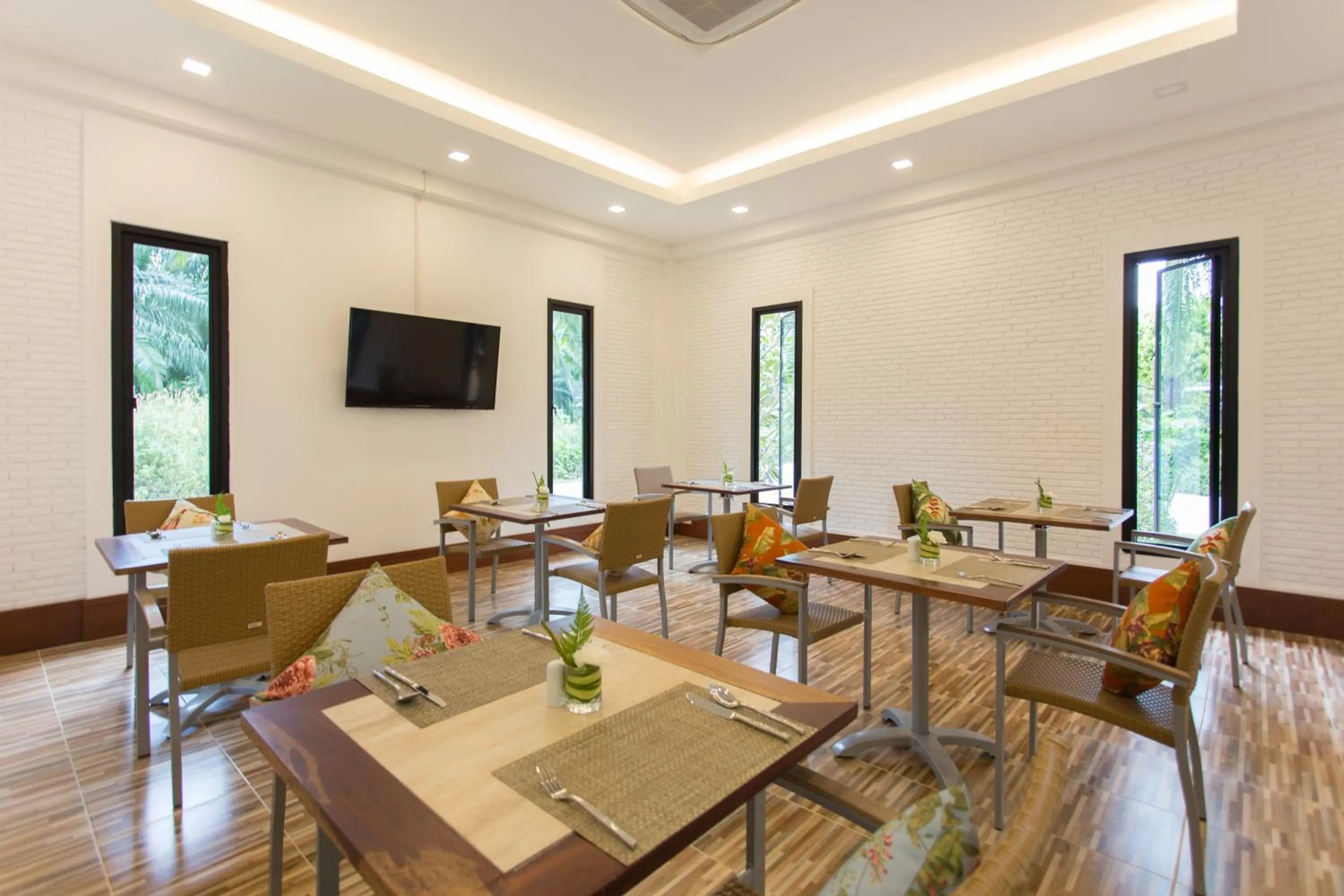 Restaurant/places to eat in Alisea Pool Villa Aonang