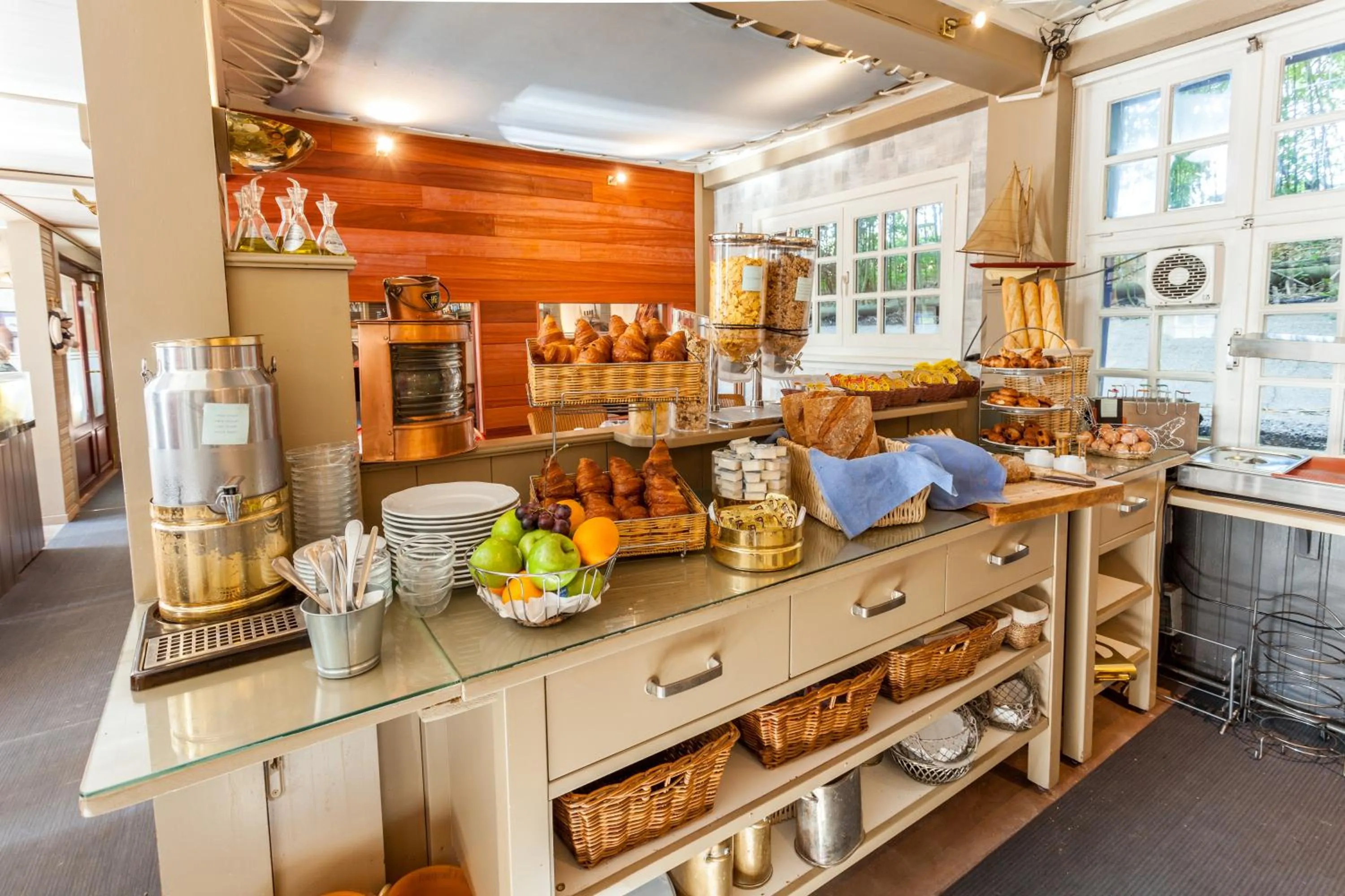 Breakfast in Boat Hotel De Barge