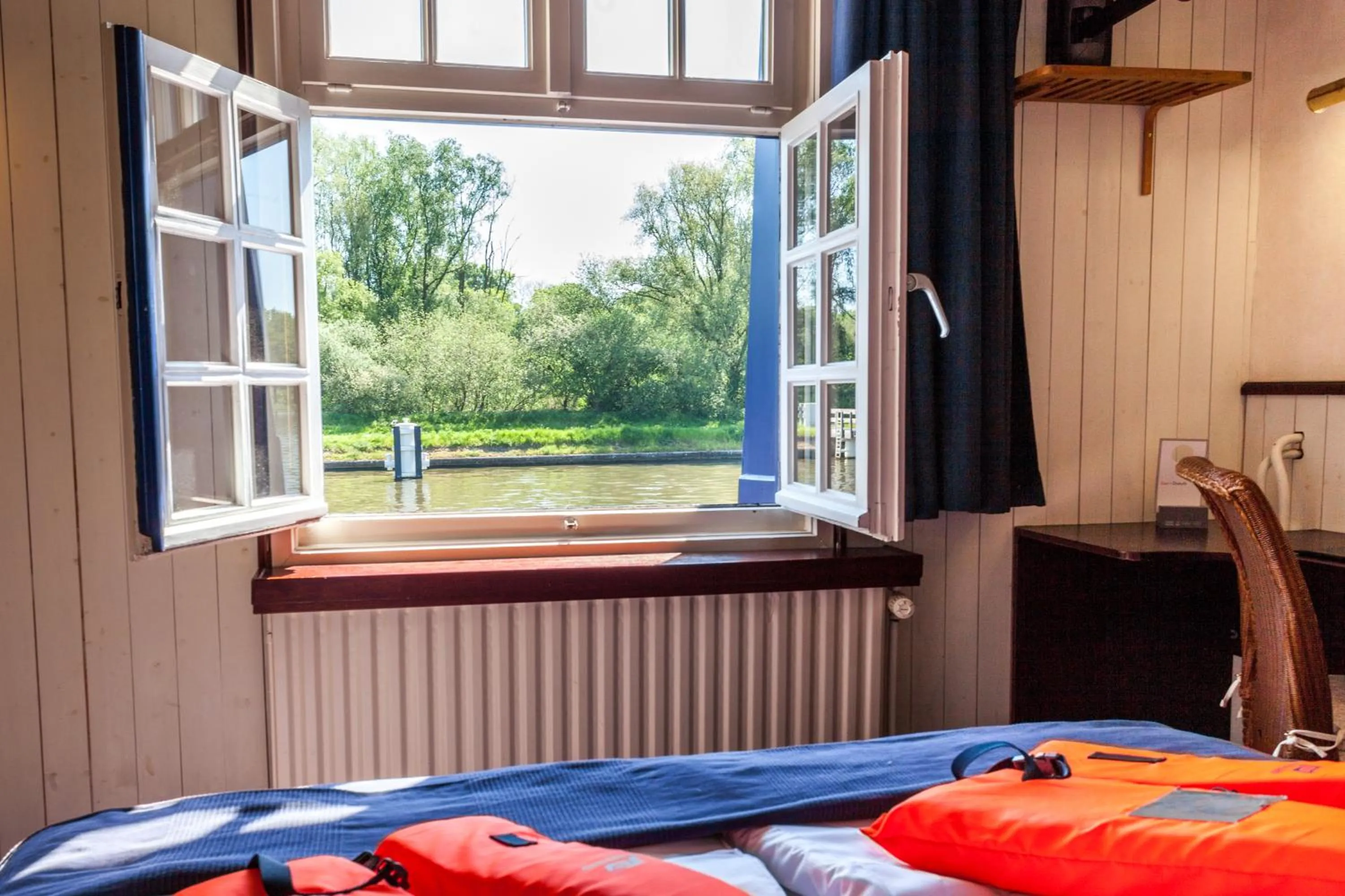 River view, Bed in Boat Hotel De Barge