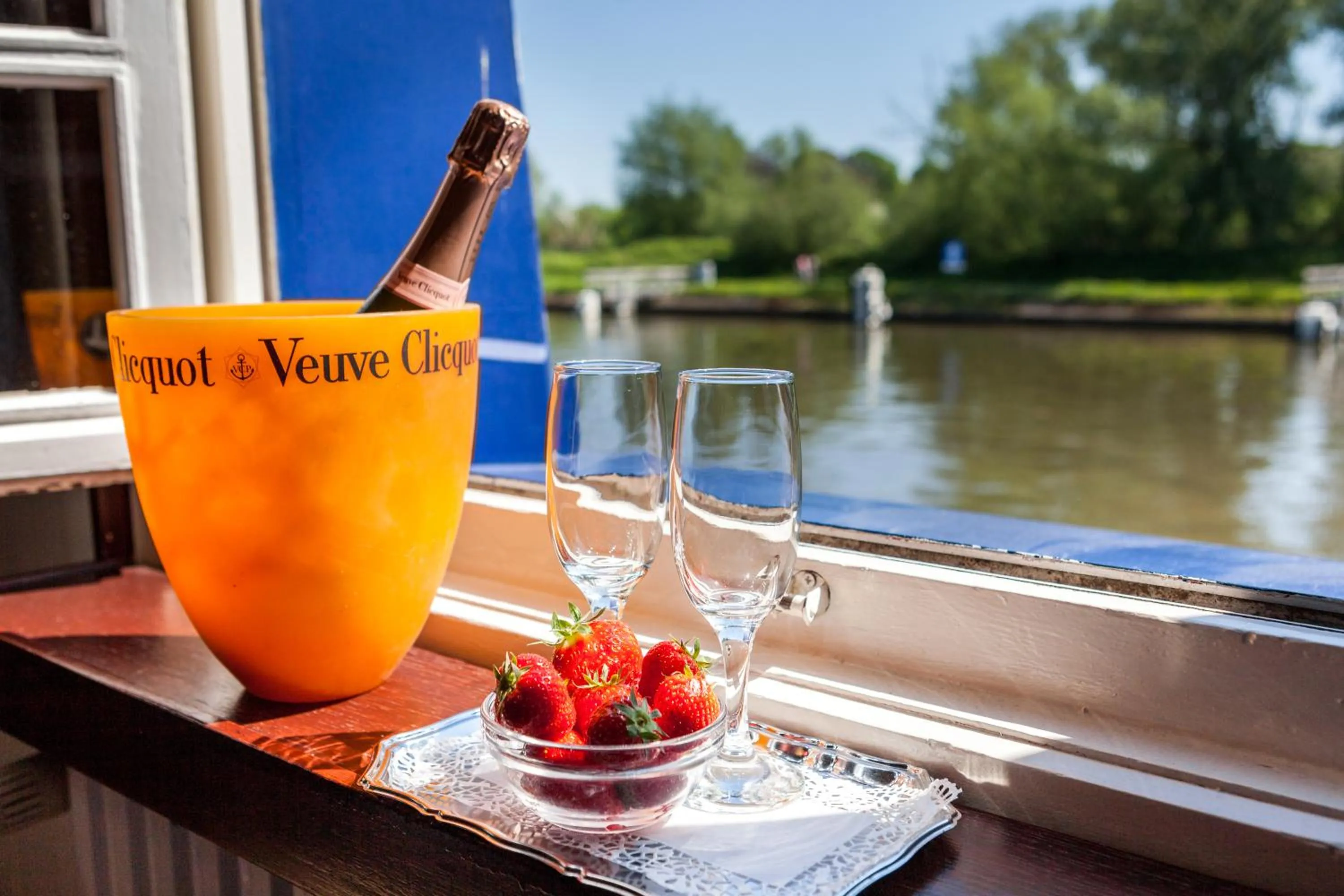 Drinks in Boat Hotel De Barge