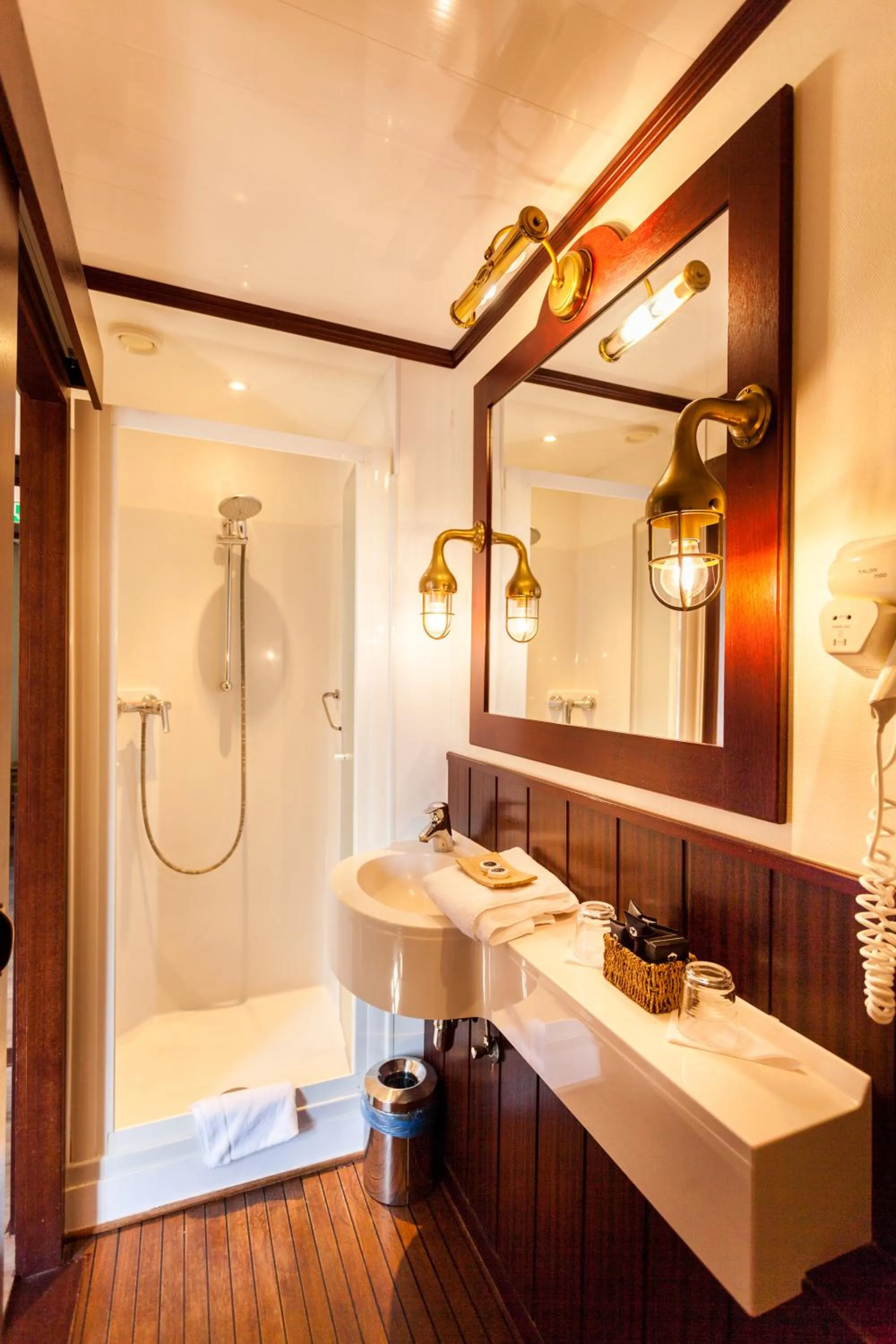 Bathroom in Boat Hotel De Barge