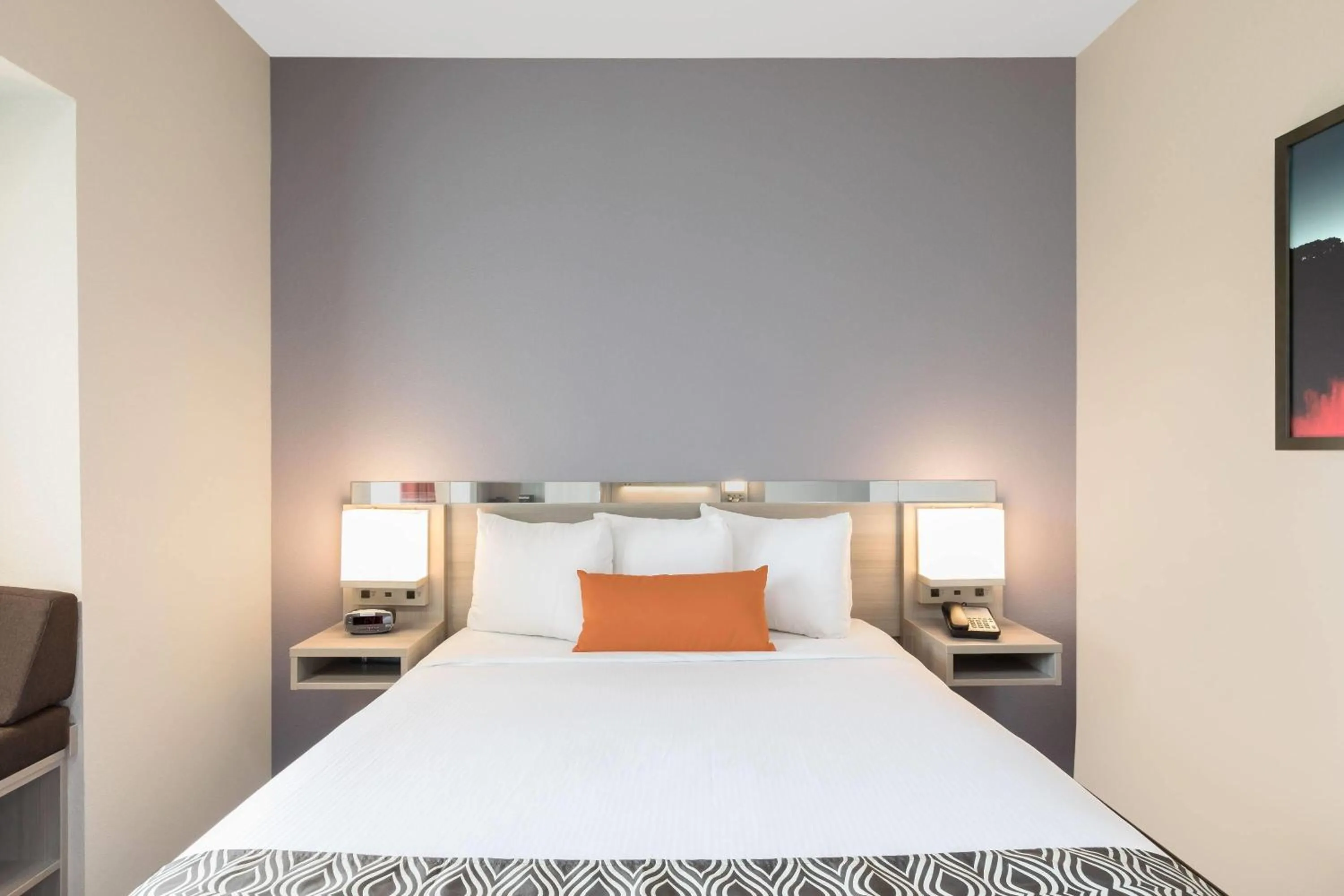 Photo of the whole room, Bed in Microtel Inn & Suites by Wyndham Perry