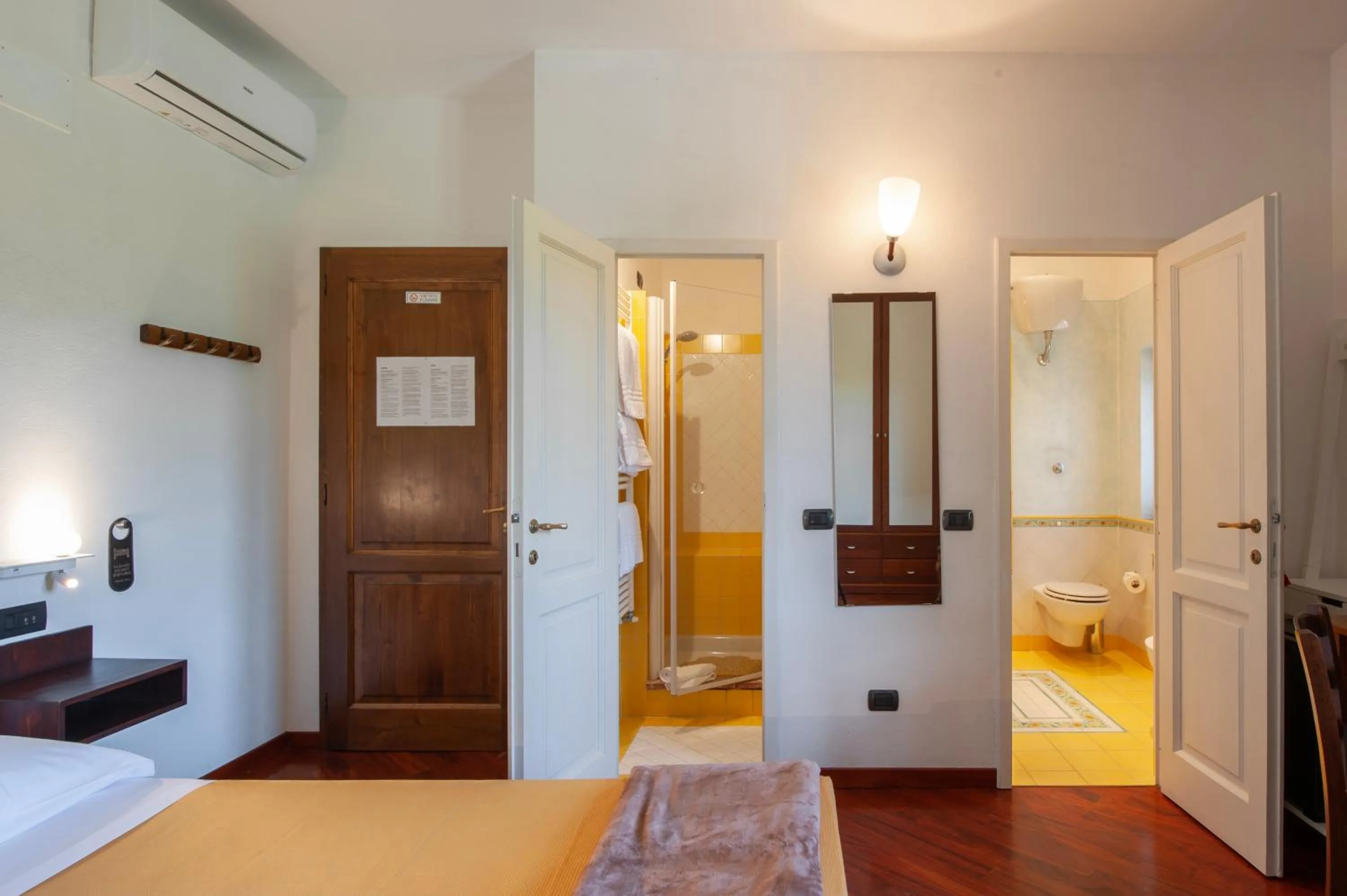 Shower, Bed in Torrebianca Tuscany