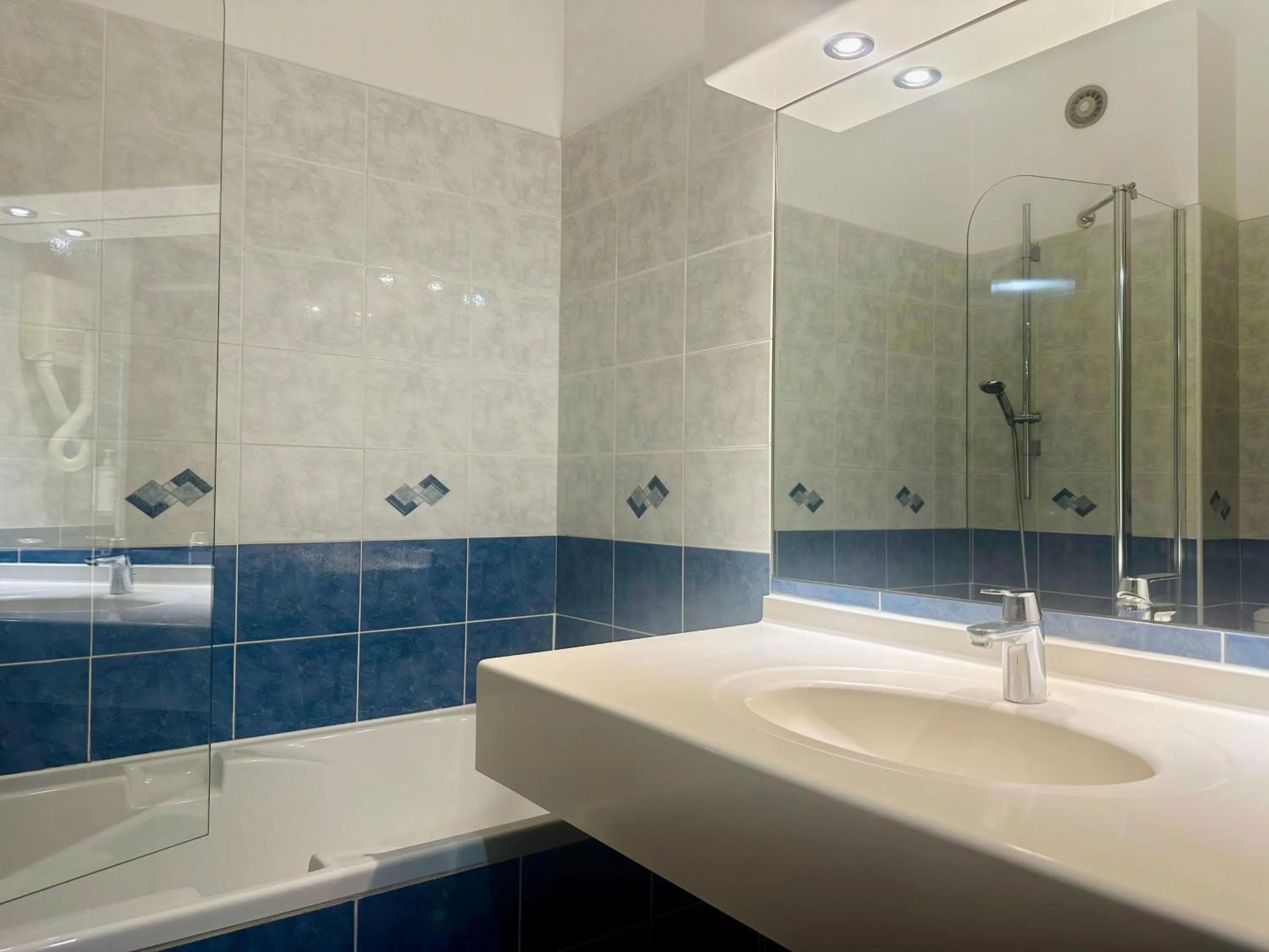 Bathroom in Villa Borghese, The Originals Relais