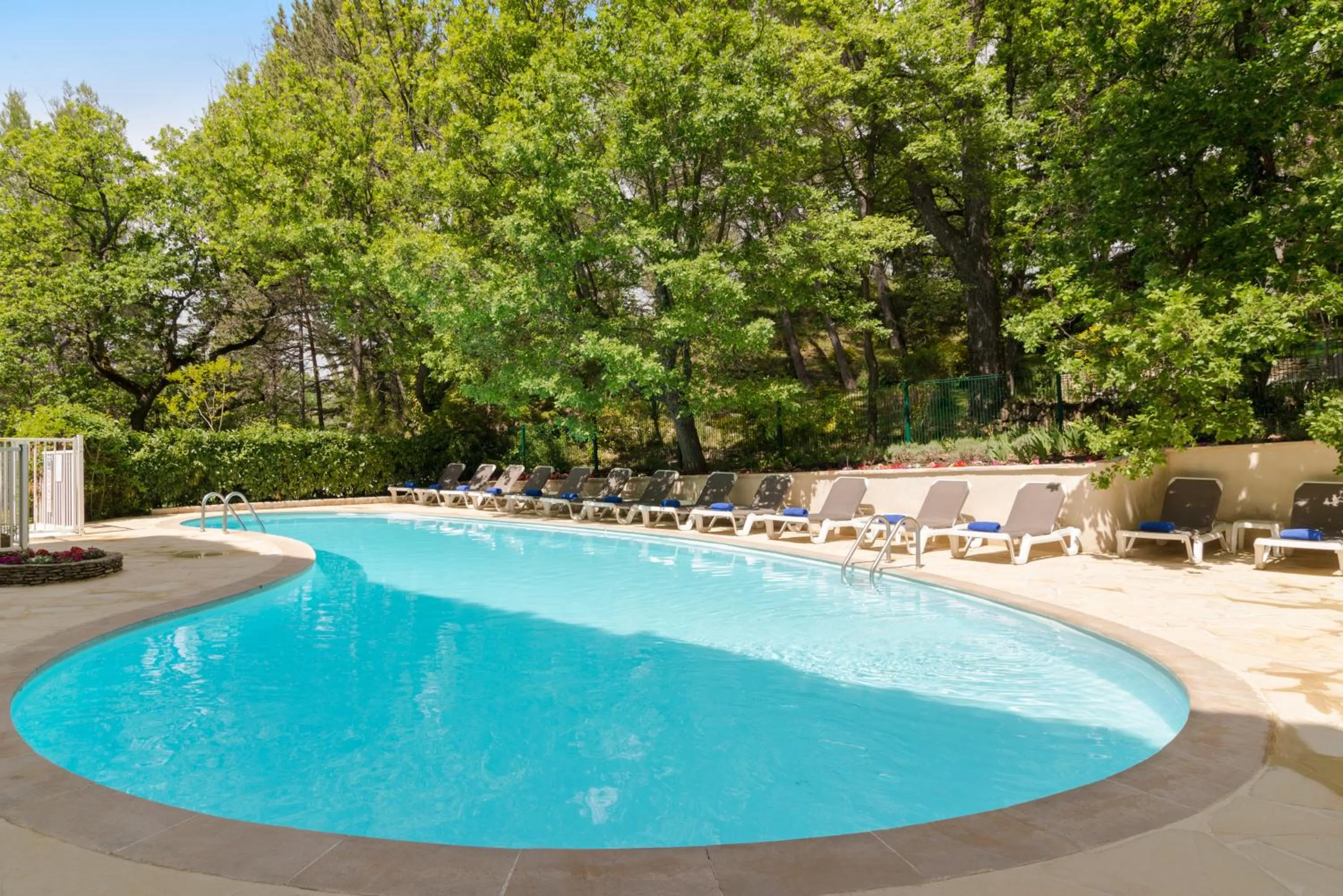 Swimming pool in Villa Borghese, The Originals Relais