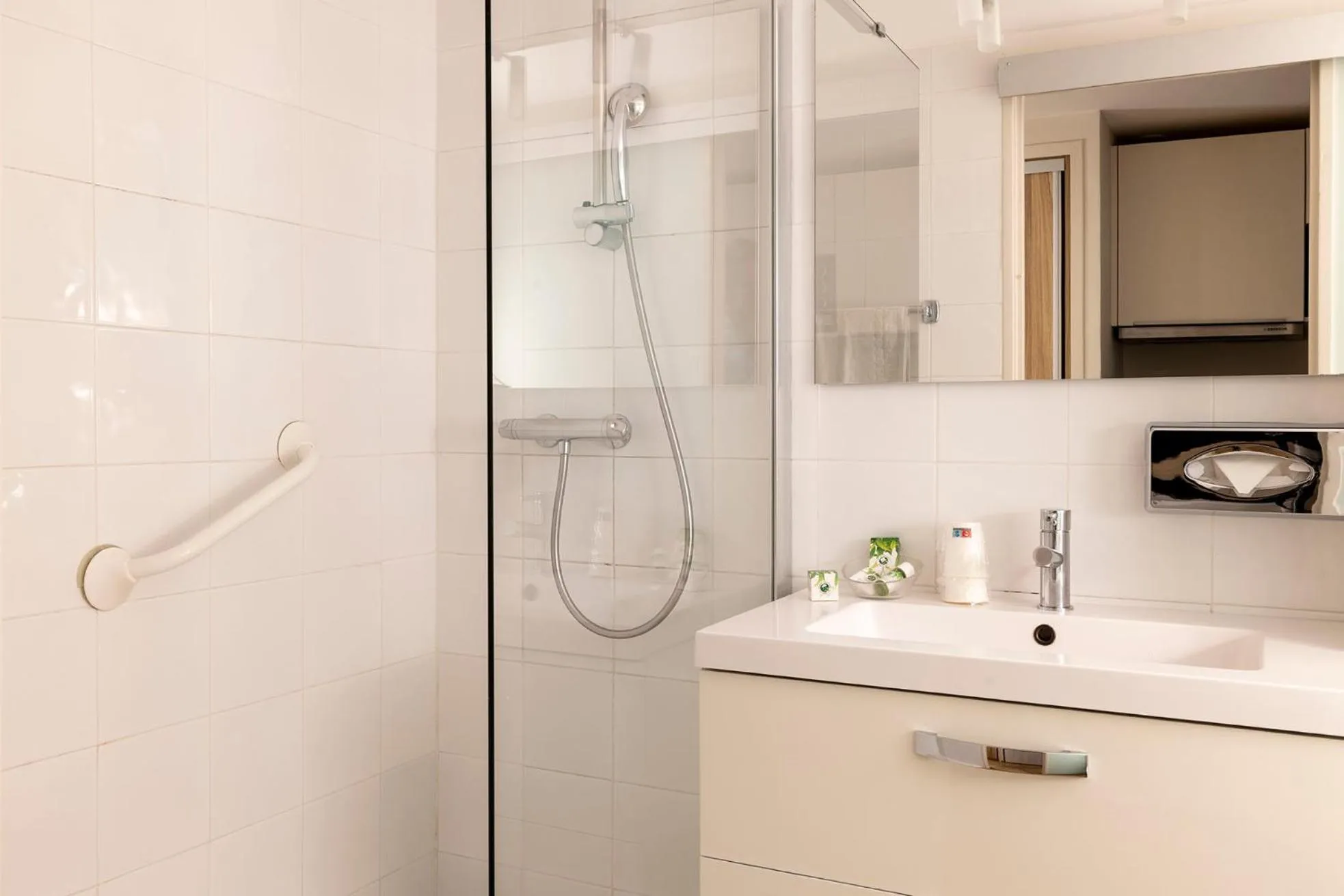 Bathroom in Hôtel & Résidence Lou Paradou Gréoux Les Bains