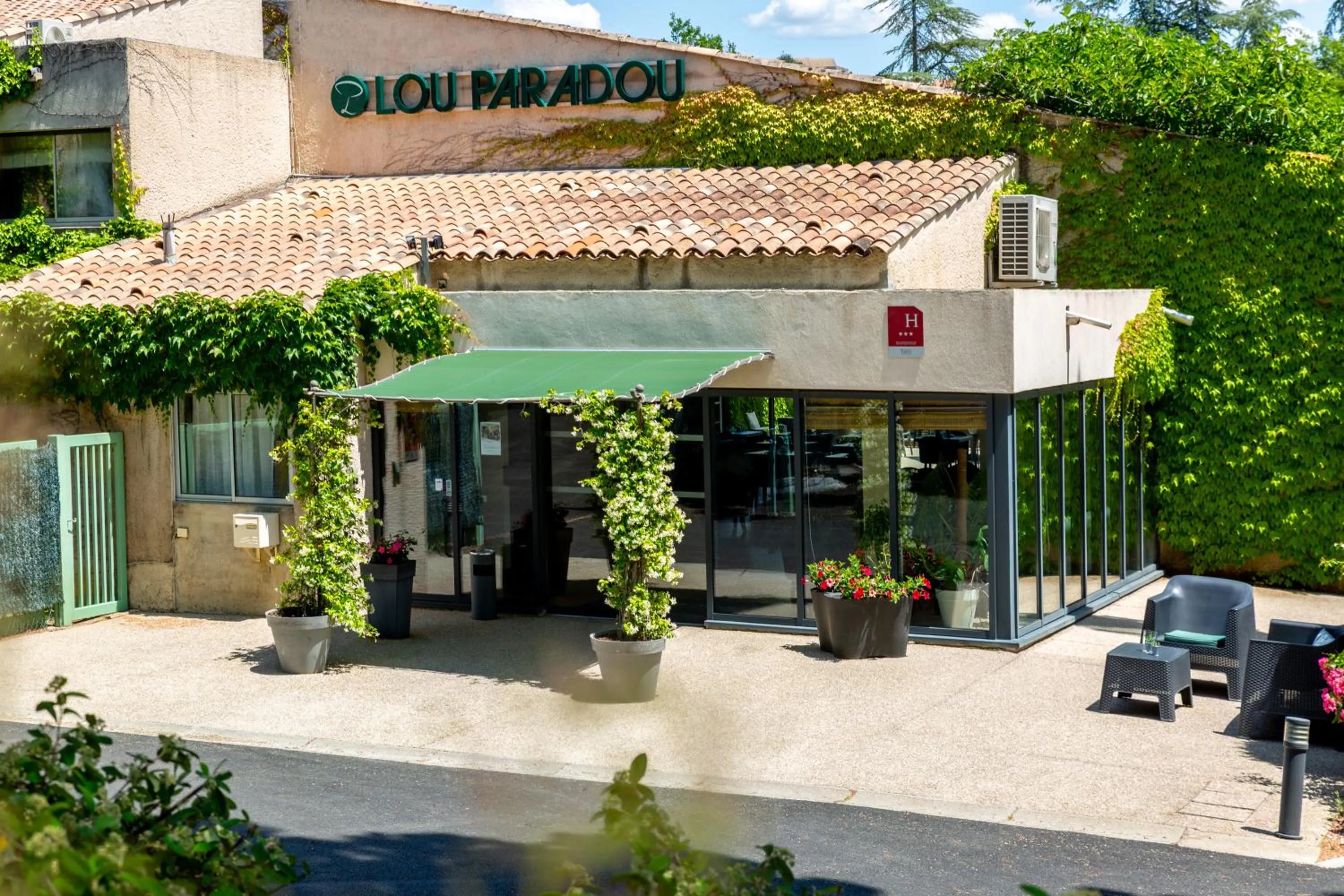 Property building in Hôtel & Résidence Lou Paradou Gréoux Les Bains