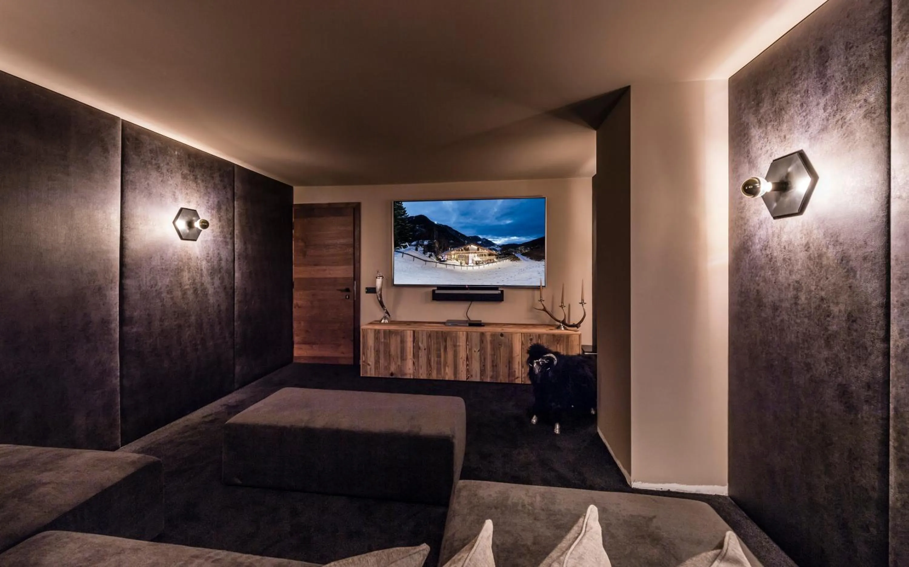 Communal lounge/ TV room, Bed in Hotel Montchalet