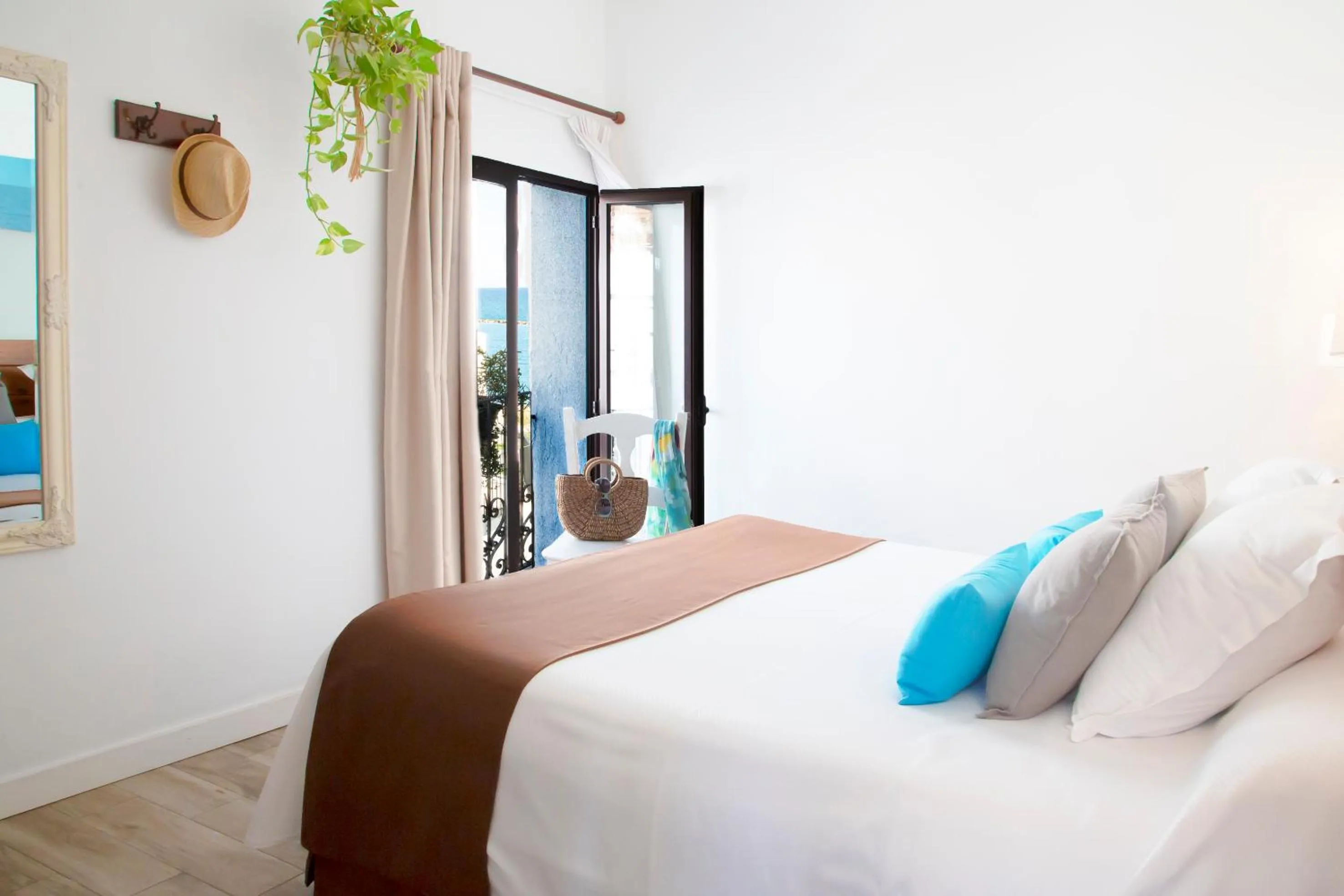 Property building, Bed in Hostal Boutique Casa del Mar Altea