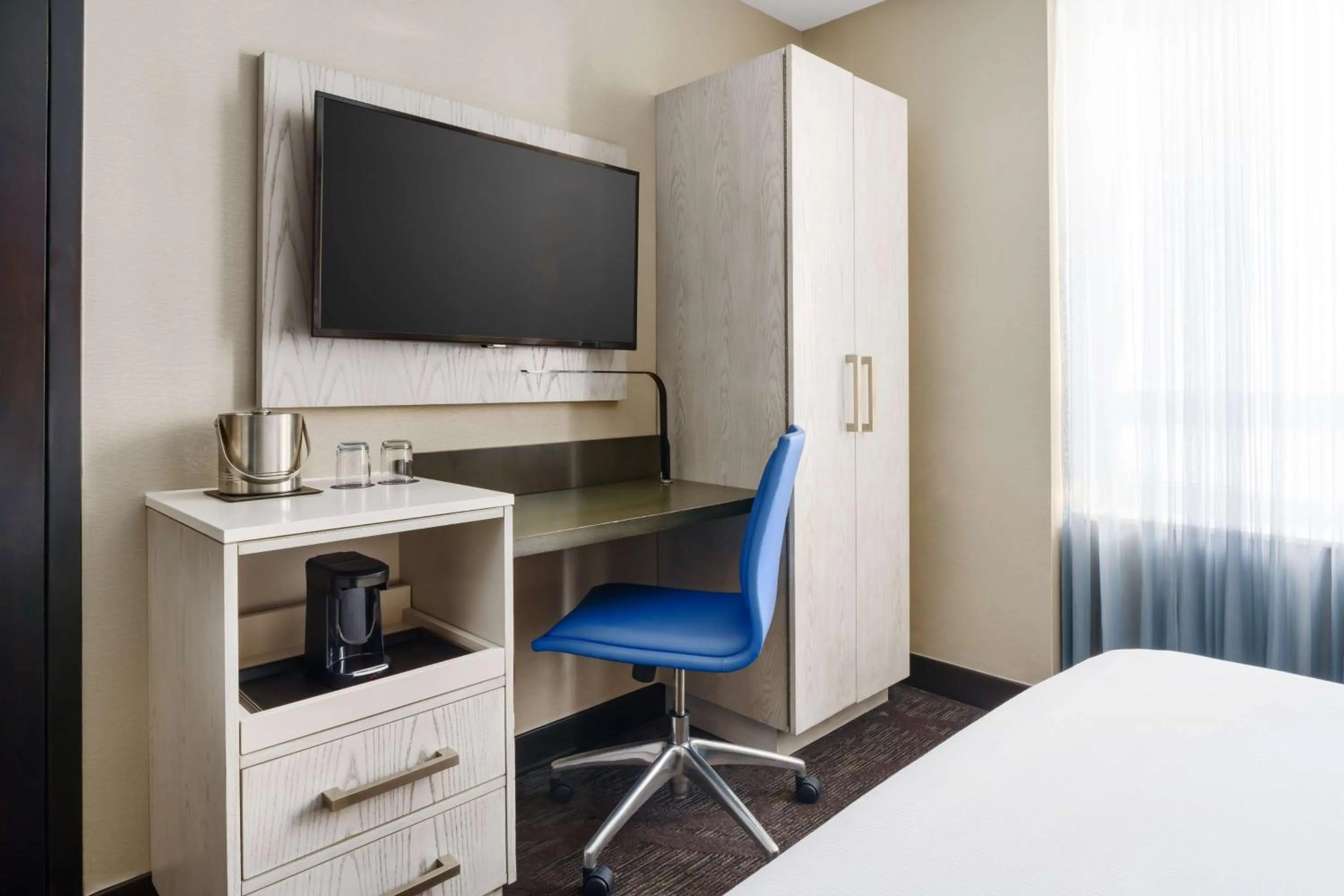 Bedroom, Bed in Doubletree By Hilton New York Times Square West