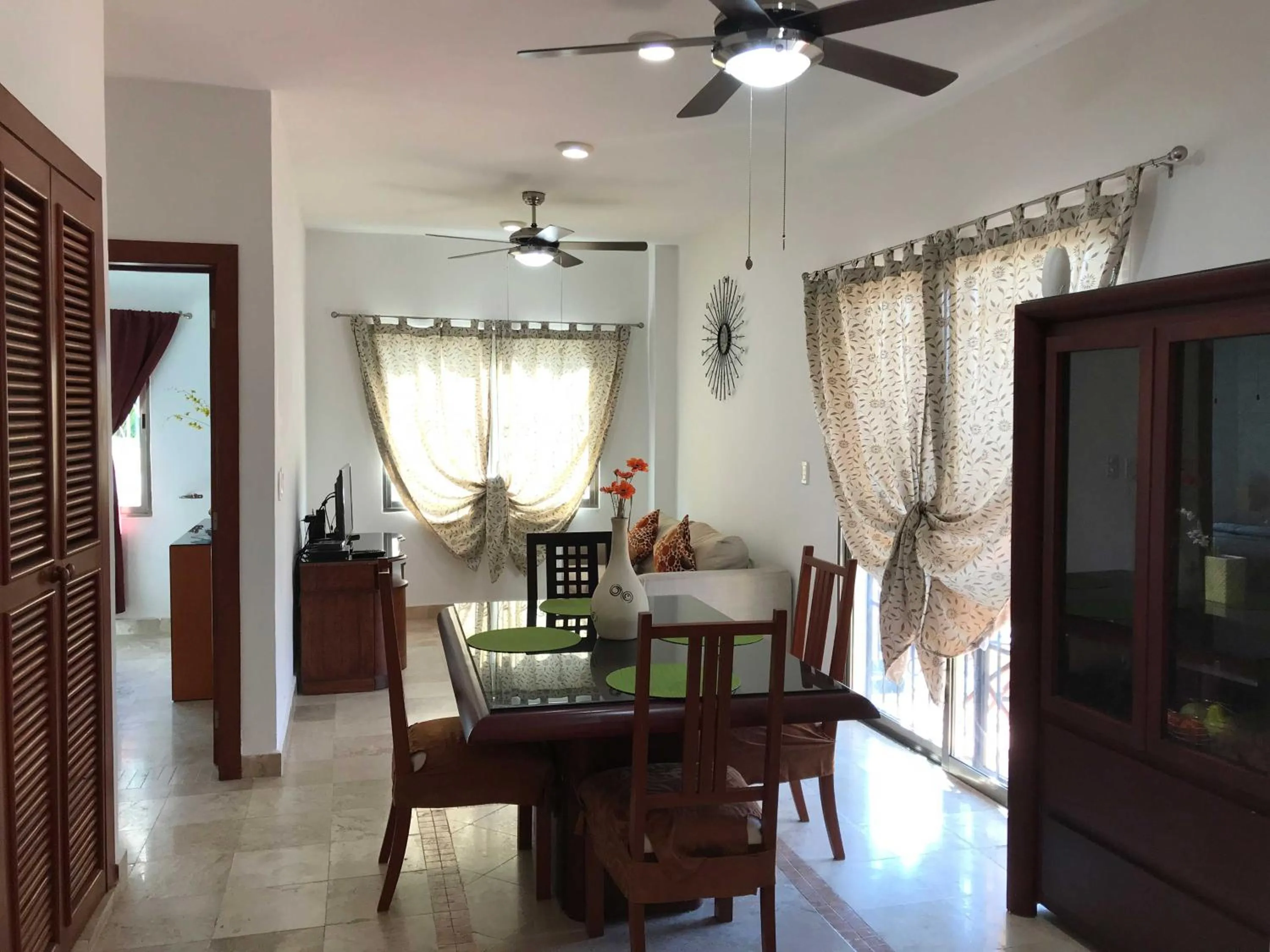 Dining area in Lilas del Mar Apartments