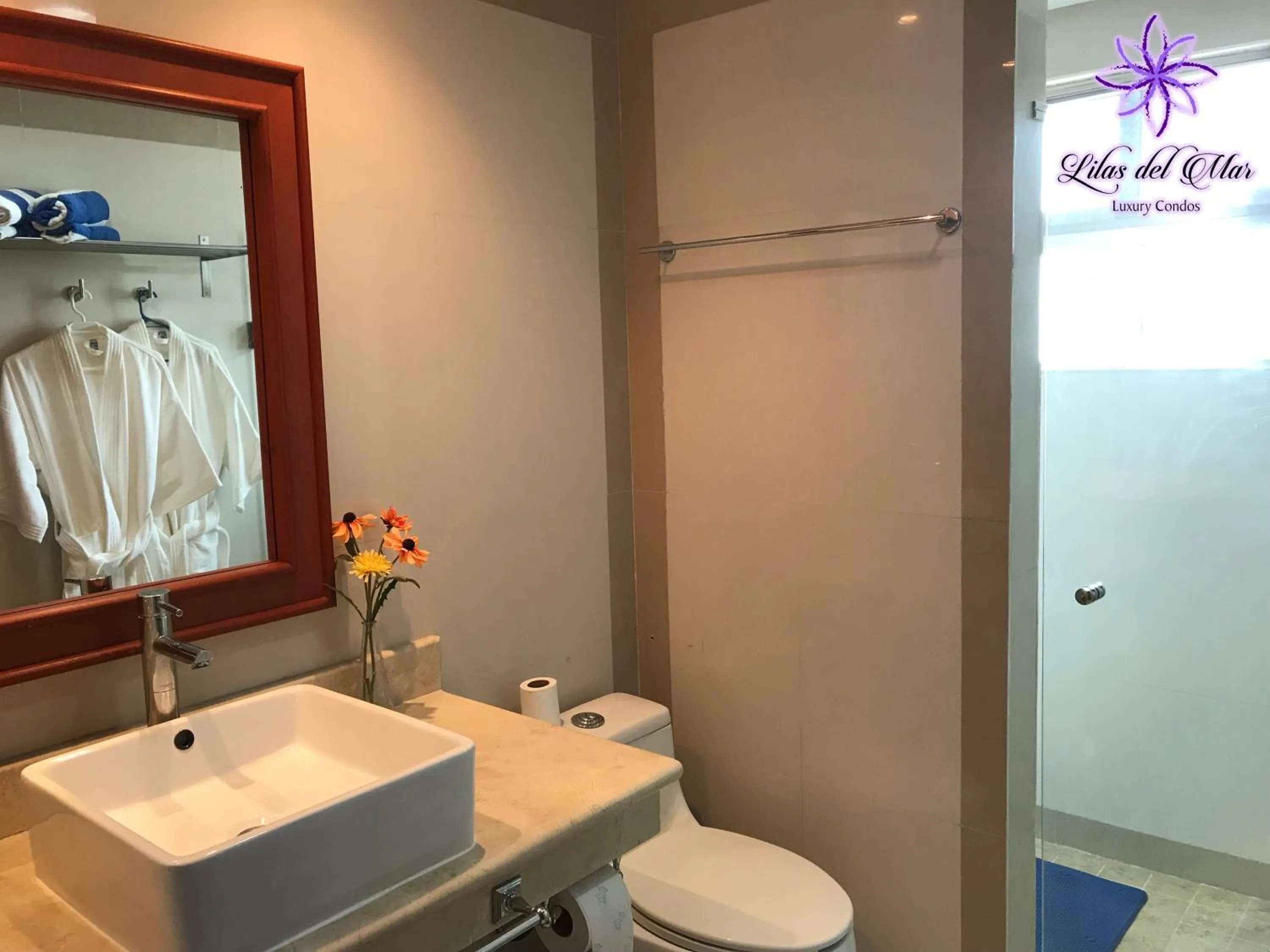 Bathroom in Lilas del Mar Apartments