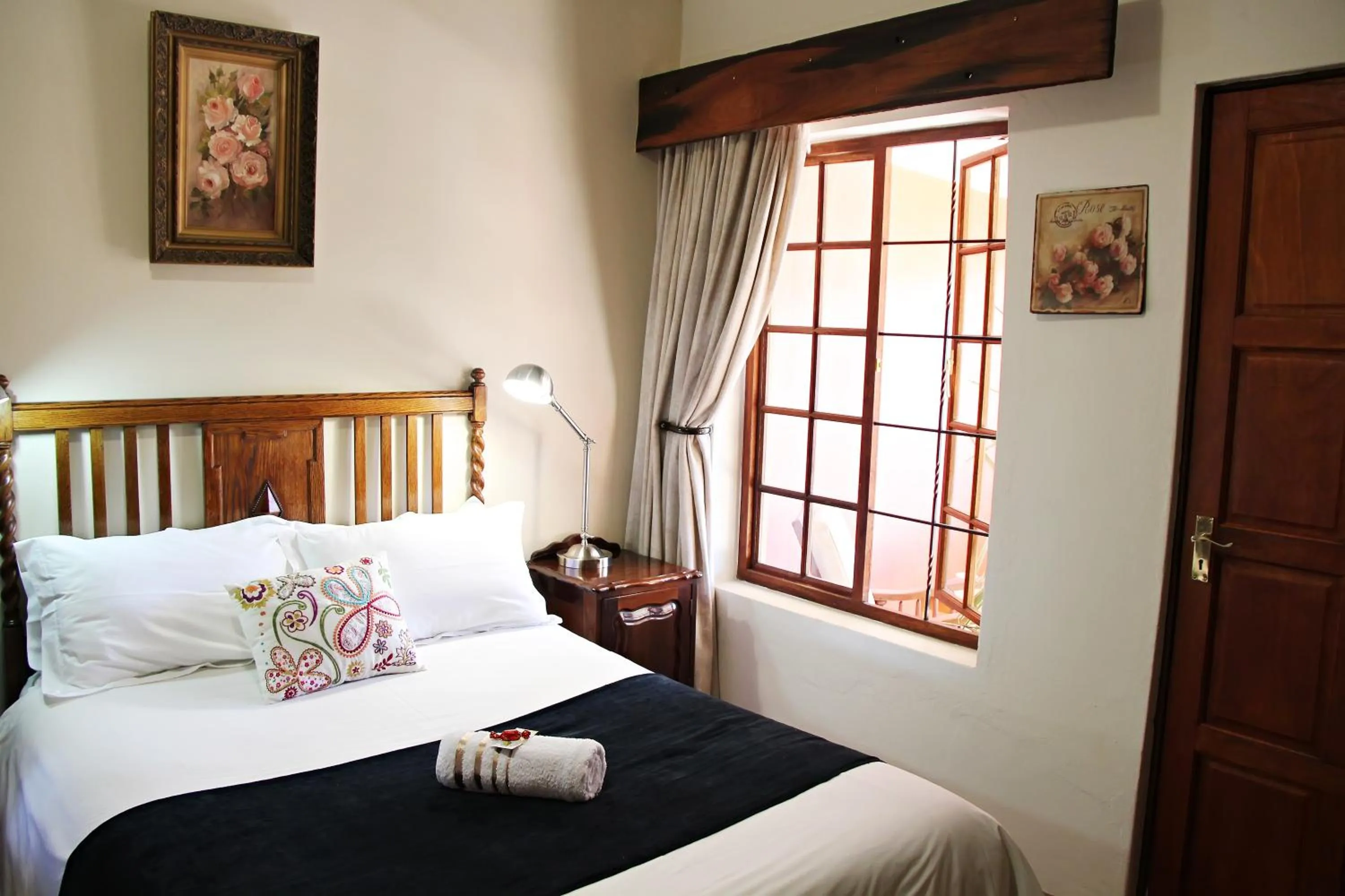 Shower, Bed in Greenleaf Guest Lodge