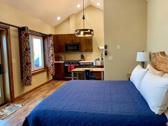 Photo of the whole room in Baycrest Lodge