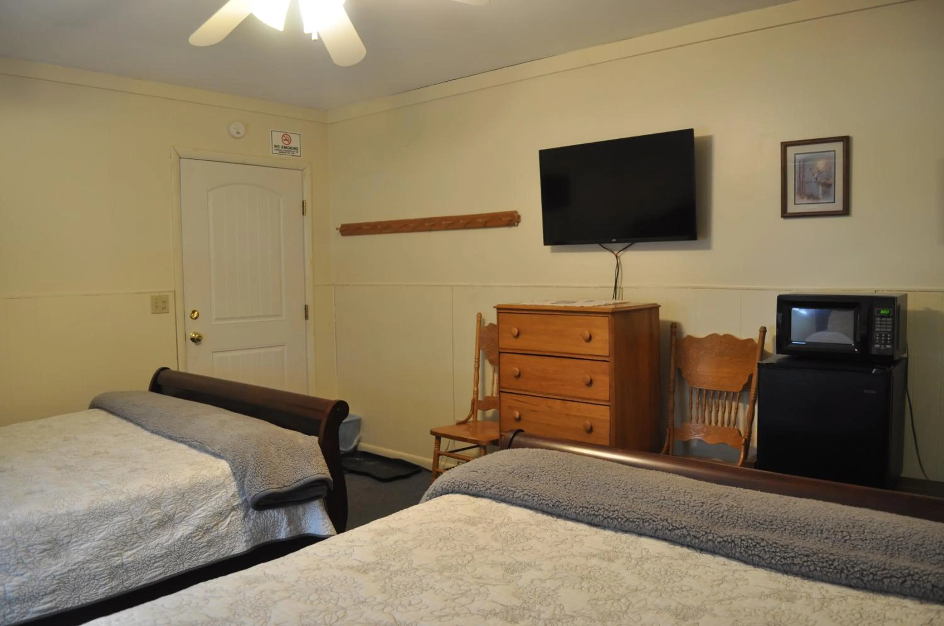 Bedroom, Bed in Lakewood Lodge & Restaurant