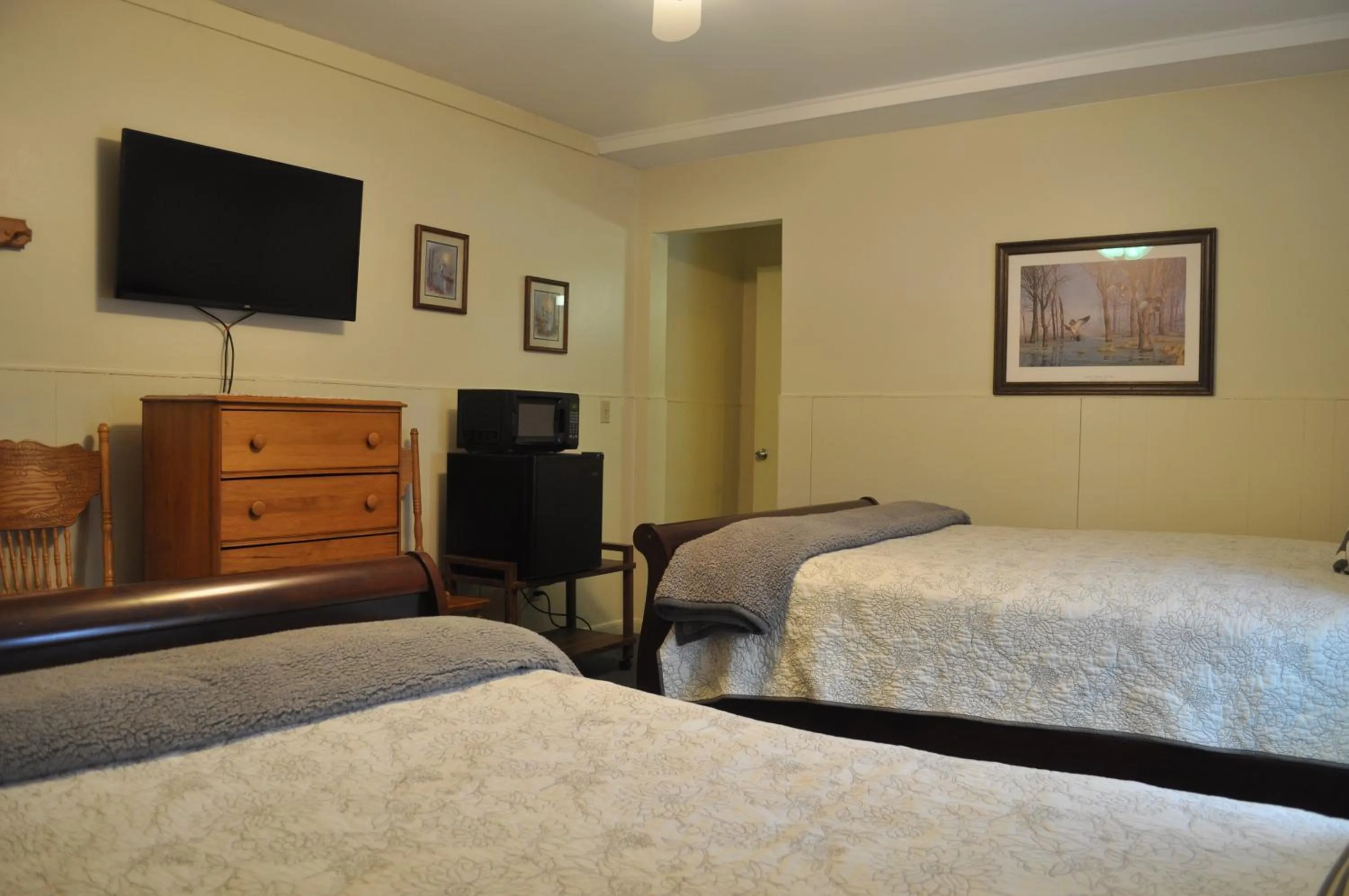 Bed in Lakewood Lodge & Restaurant