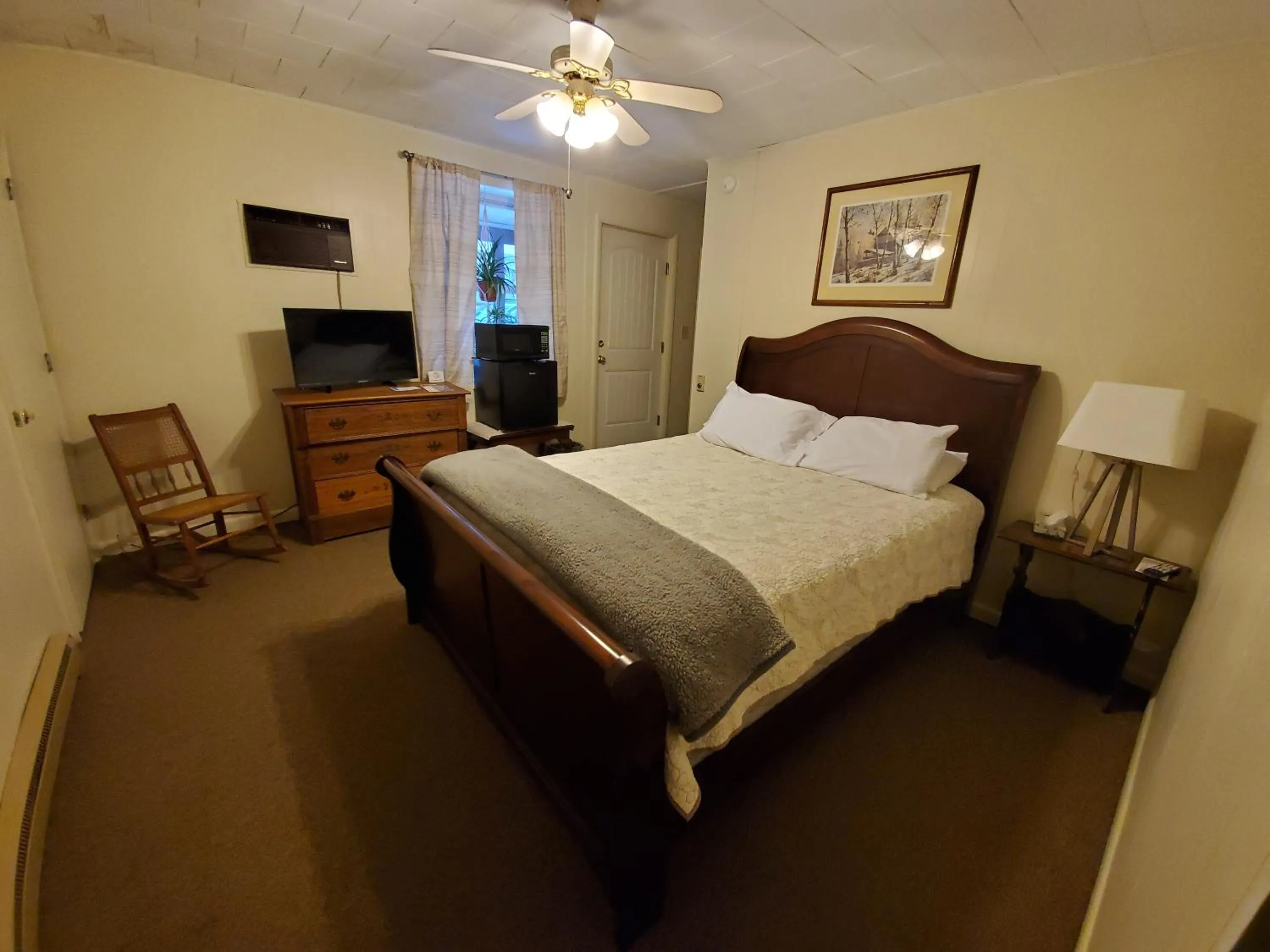 Bed in Lakewood Lodge & Restaurant