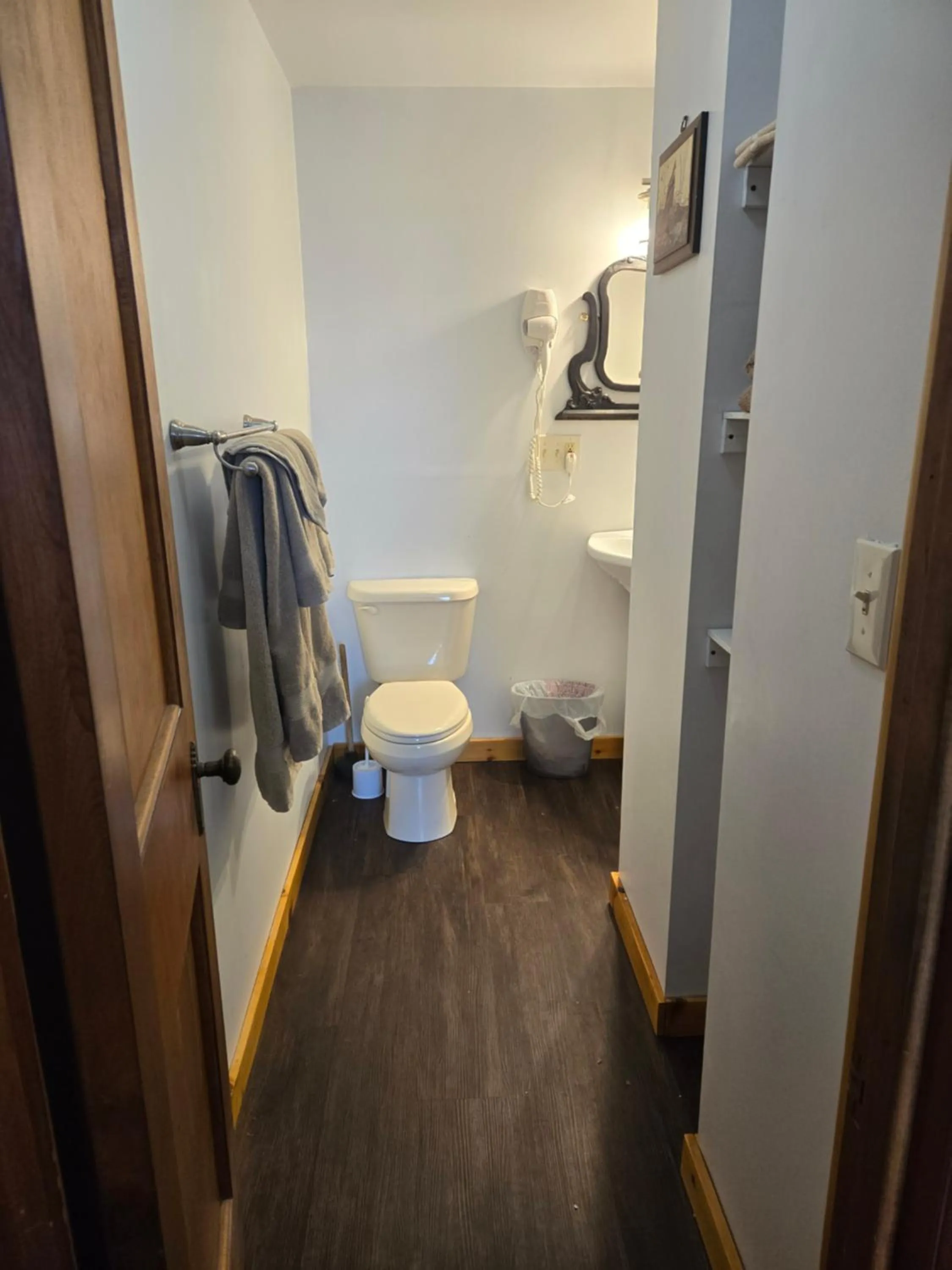 Toilet in Lakewood Lodge & Restaurant