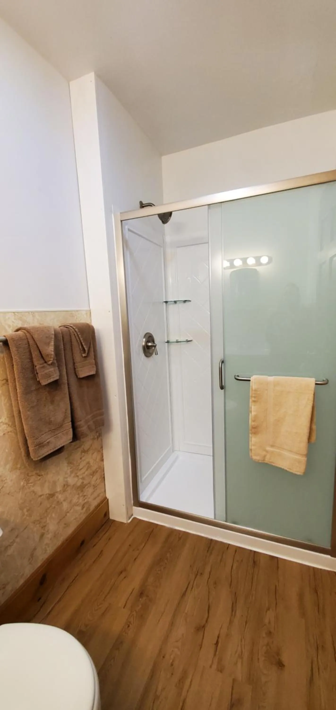 Shower in Lakewood Lodge & Restaurant