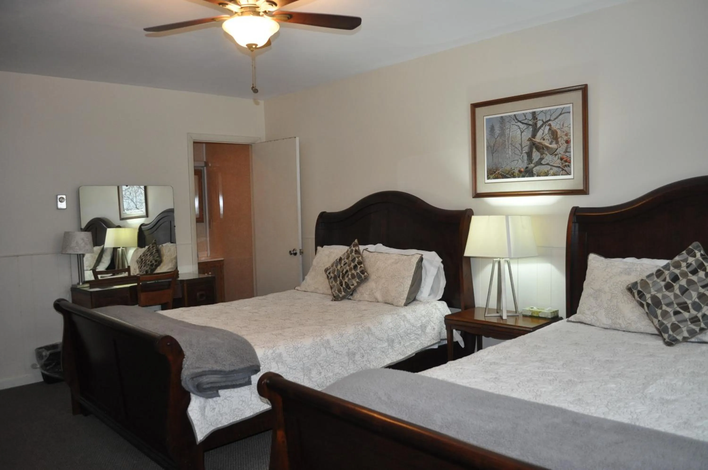 Bedroom, Bed in Lakewood Lodge & Restaurant