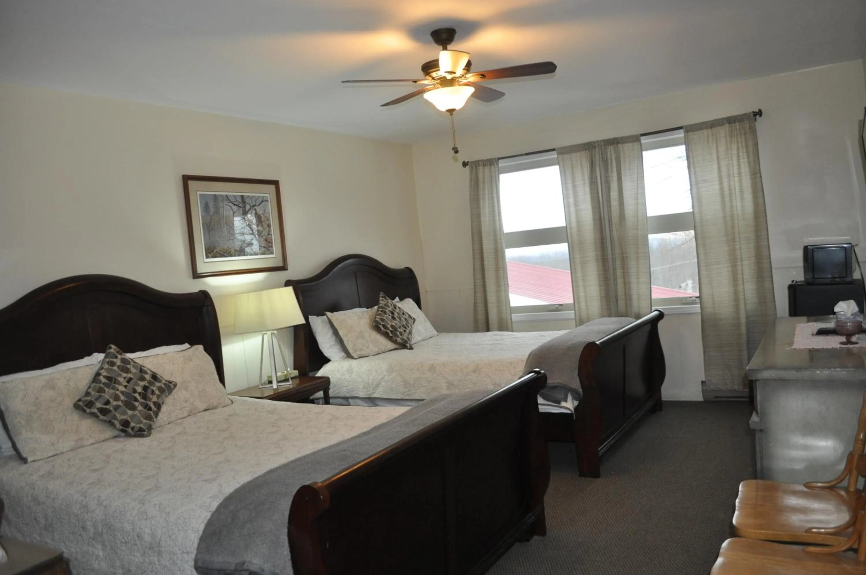 Bedroom, Bed in Lakewood Lodge & Restaurant