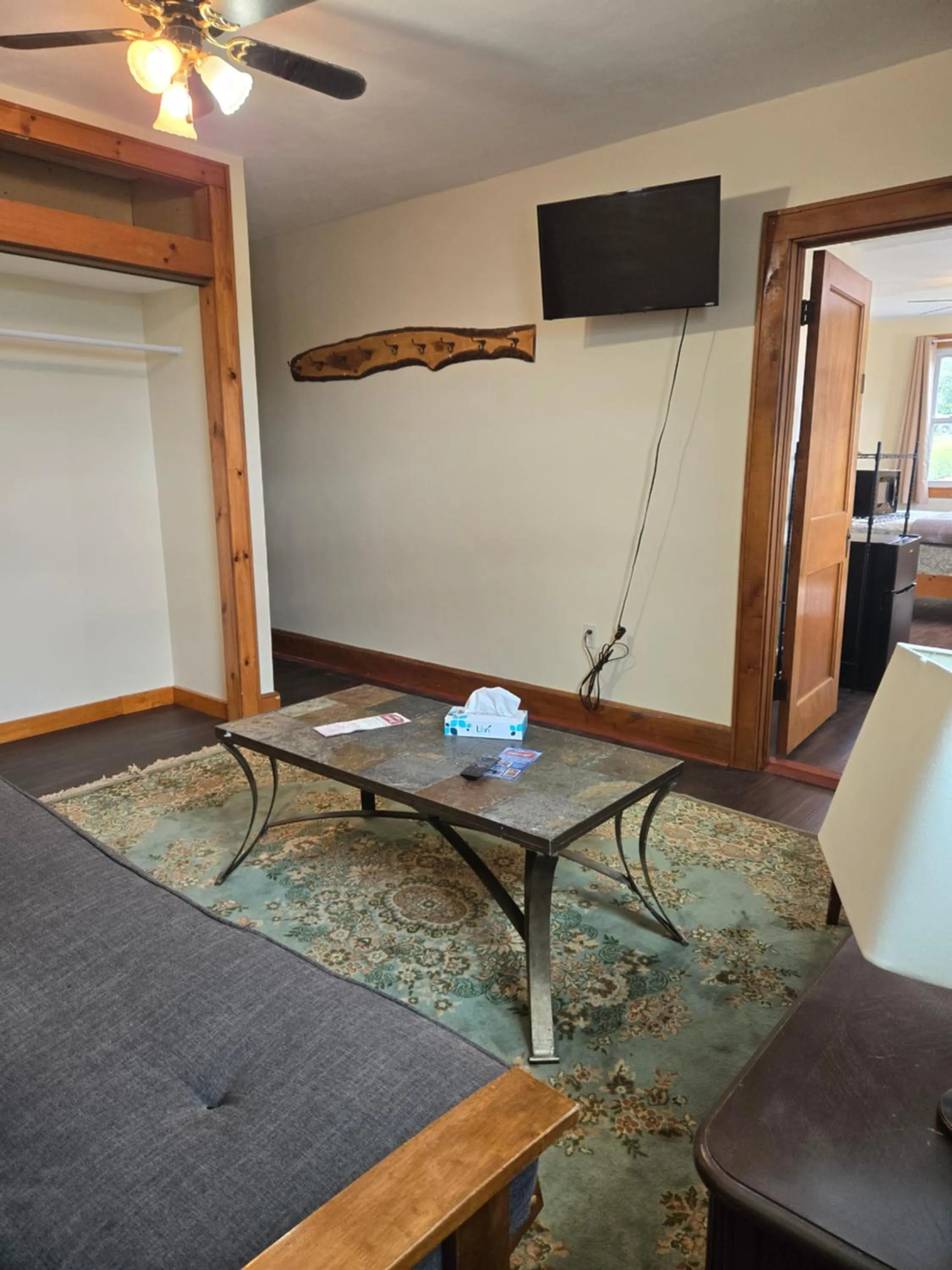 Communal lounge/ TV room, Bed in Lakewood Lodge & Restaurant