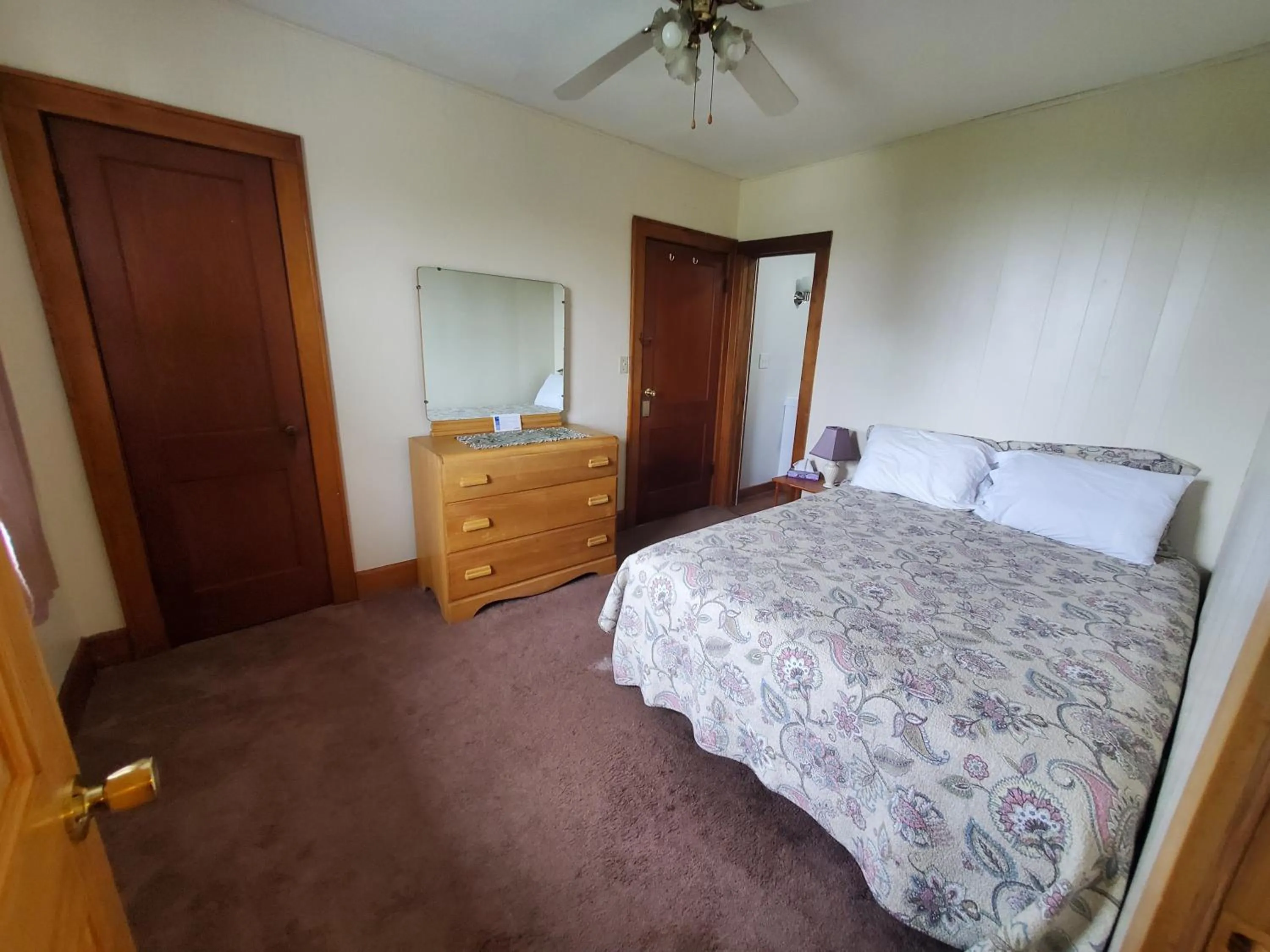 Bed in Lakewood Lodge & Restaurant